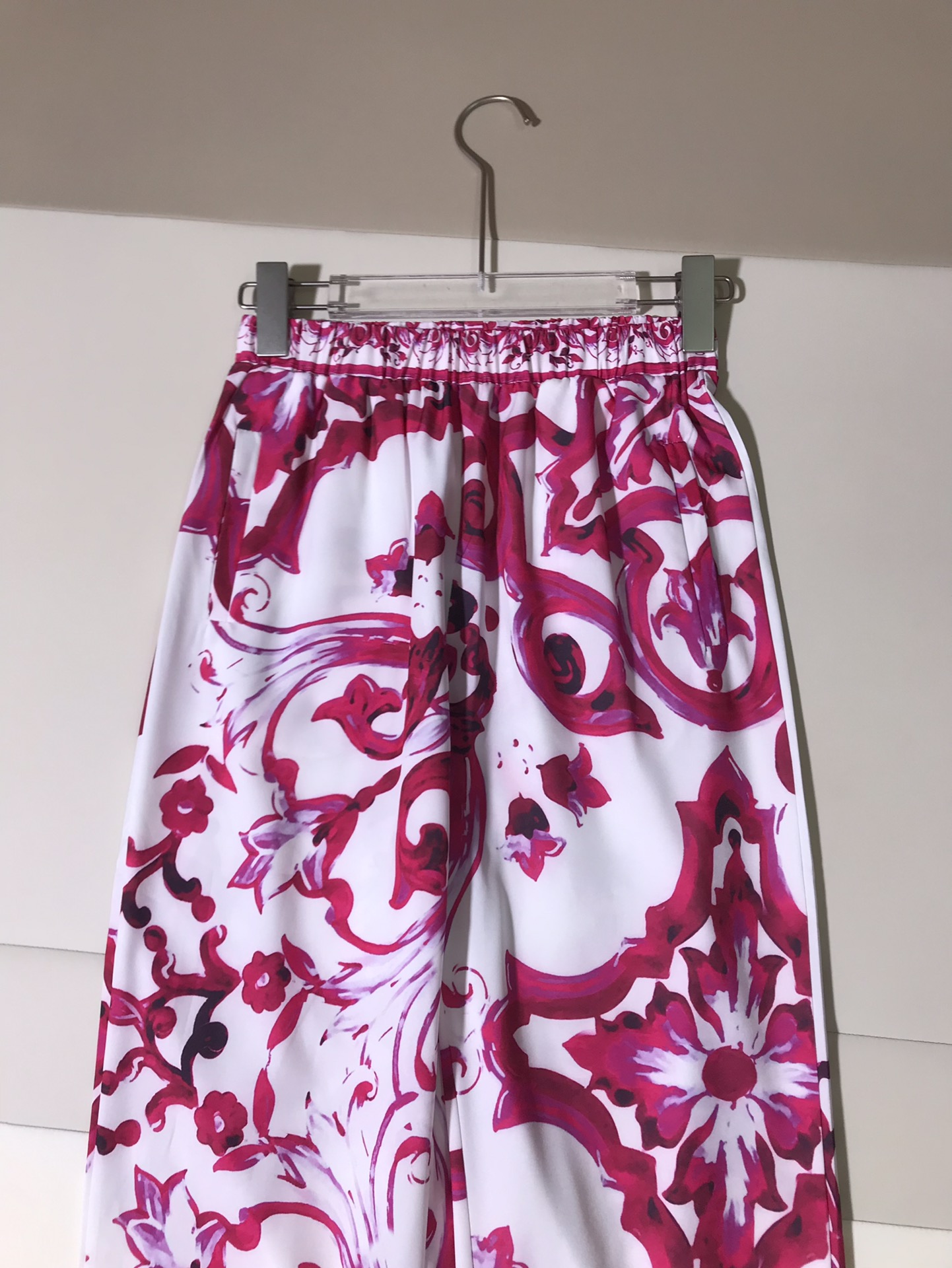 High-End Quality Women’s Clothing: Ms. D&G Red Cranberry Velvet Sports Pants - 图片 3
