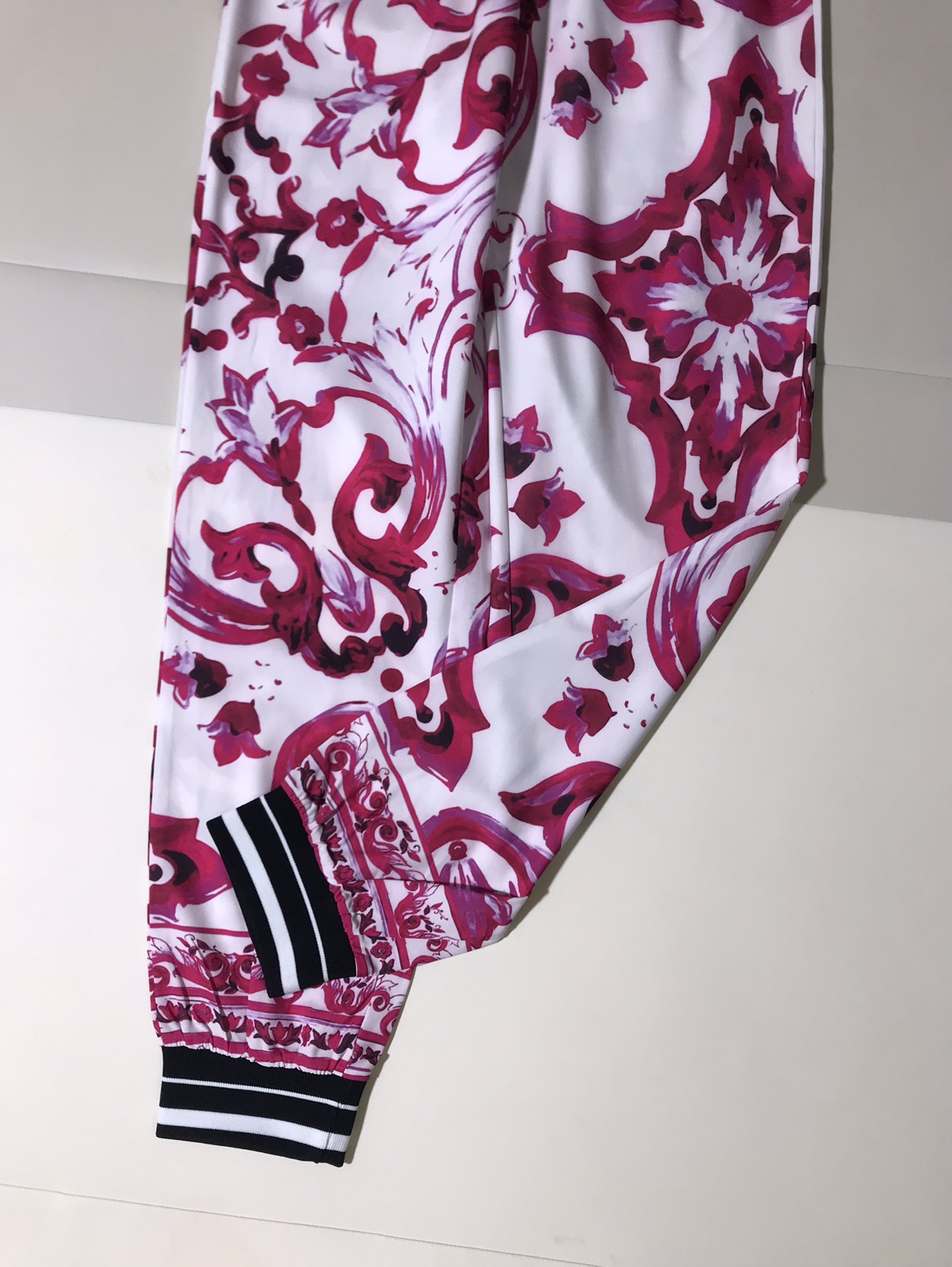 High-End Quality Women’s Clothing: Ms. D&G Red Cranberry Velvet Sports Pants - 图片 8
