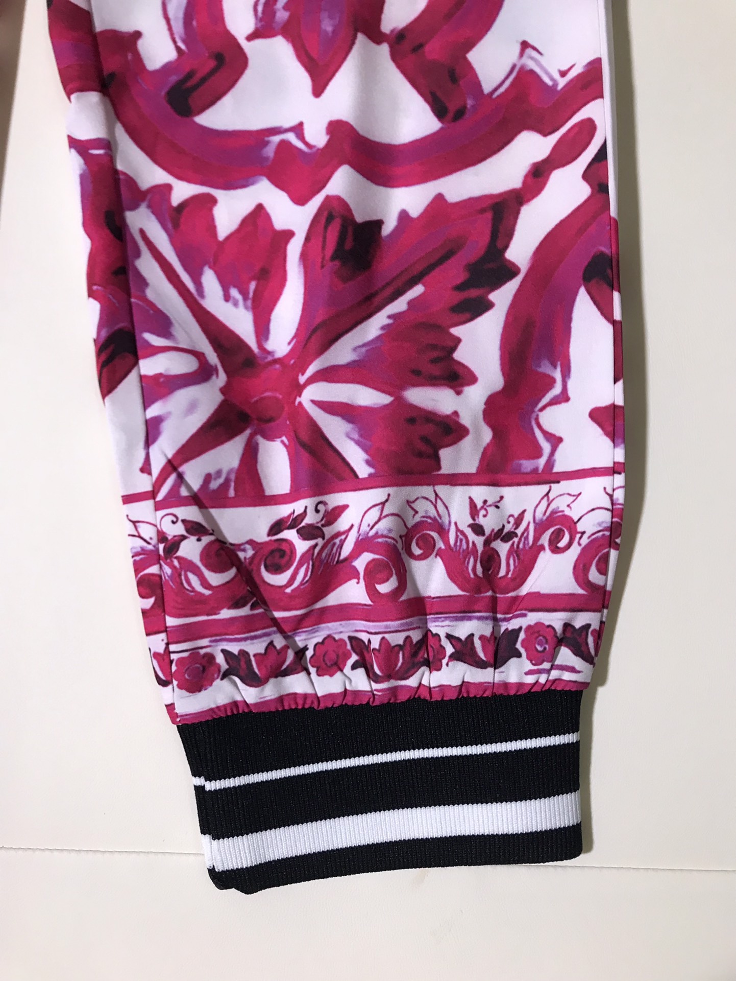 High-End Quality Women’s Clothing: Ms. D&G Red Cranberry Velvet Sports Pants - 图片 5