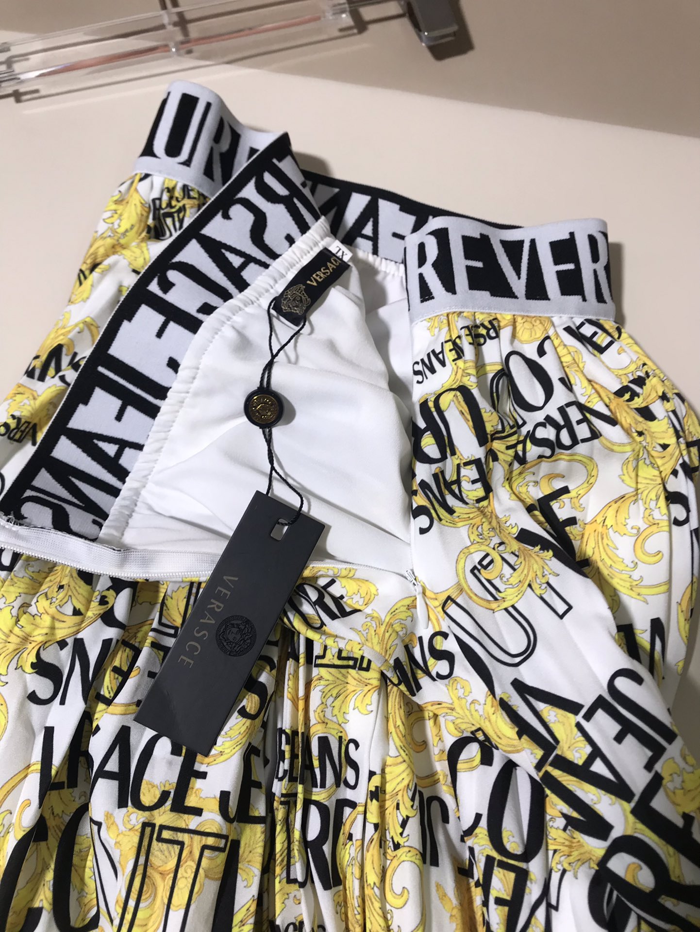 High-End Women’s Suit Versace/Francissor Series with Waist Screwdrivers, Gold Skirt. - 图片 7