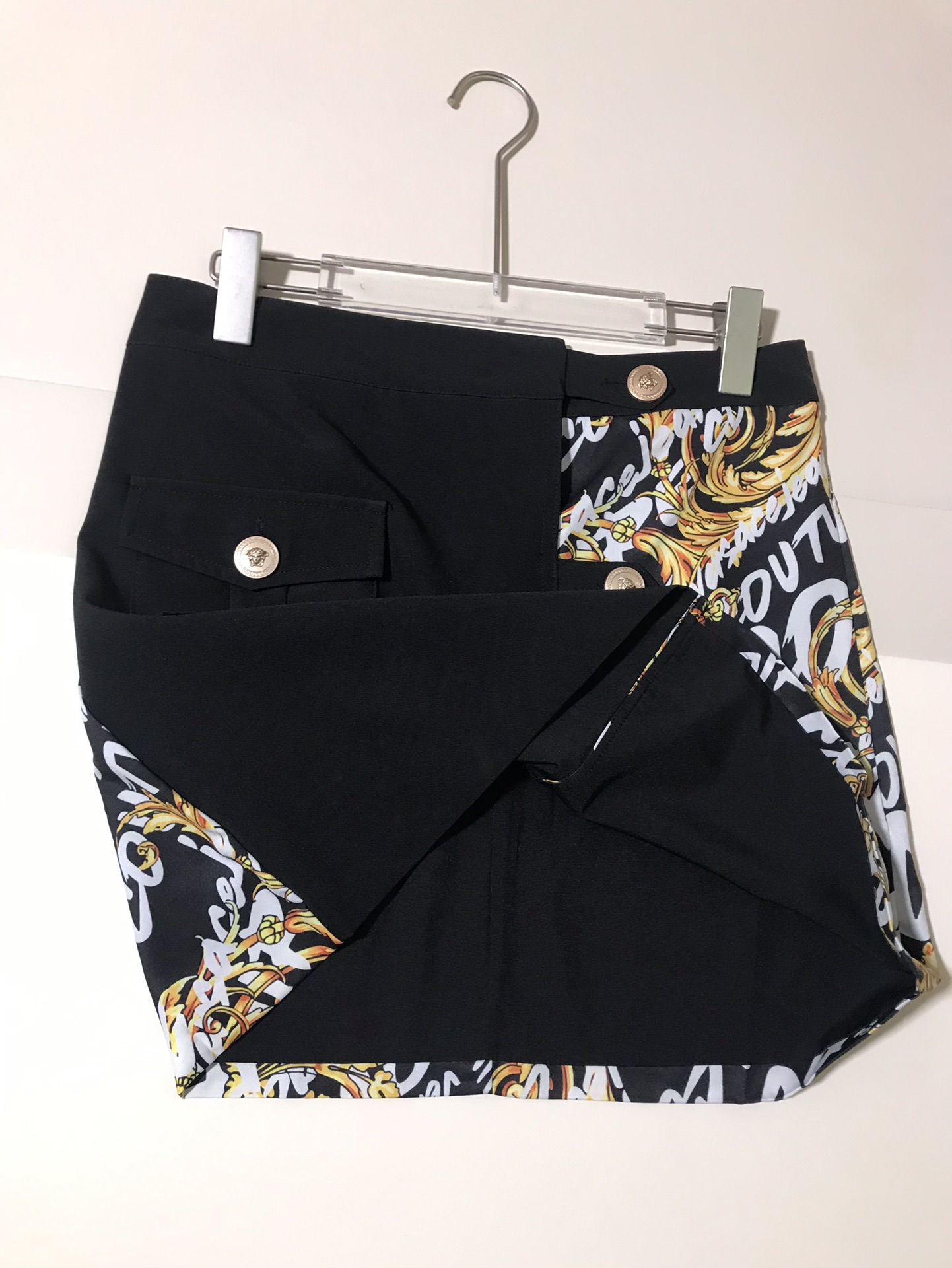 High-End Women’s Clothes: Versace/Vanthstyre Collapse Series Bag Designs with Barlock Gold Ringed Mini-Top - 图片 8