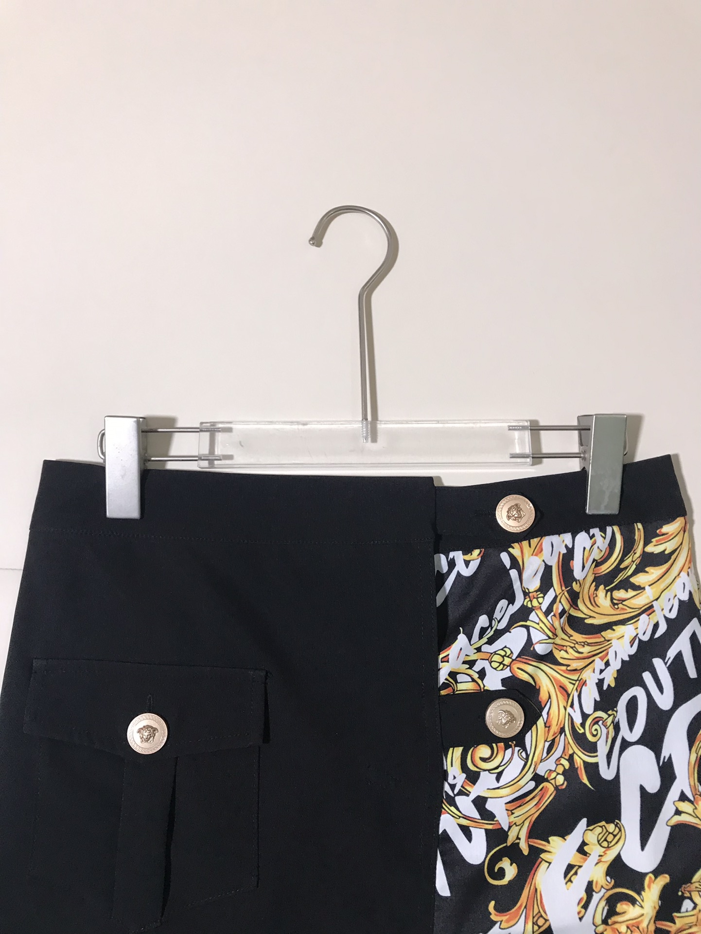 High-End Women’s Clothes: Versace/Vanthstyre Collapse Series Bag Designs with Barlock Gold Ringed Mini-Top - 图片 3