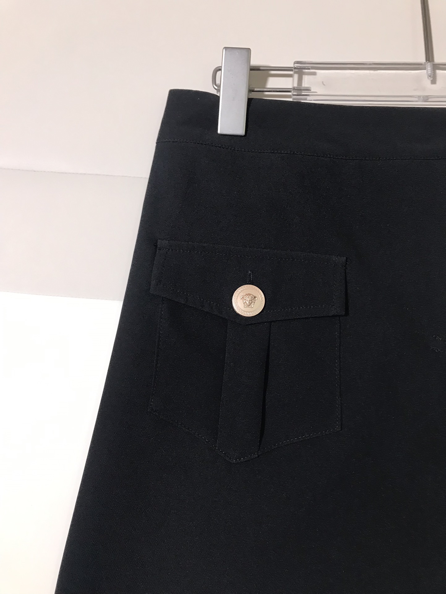 High-End Women’s Clothes: Versace/Vanthstyre Collapse Series Bag Designs with Barlock Gold Ringed Mini-Top - 图片 5