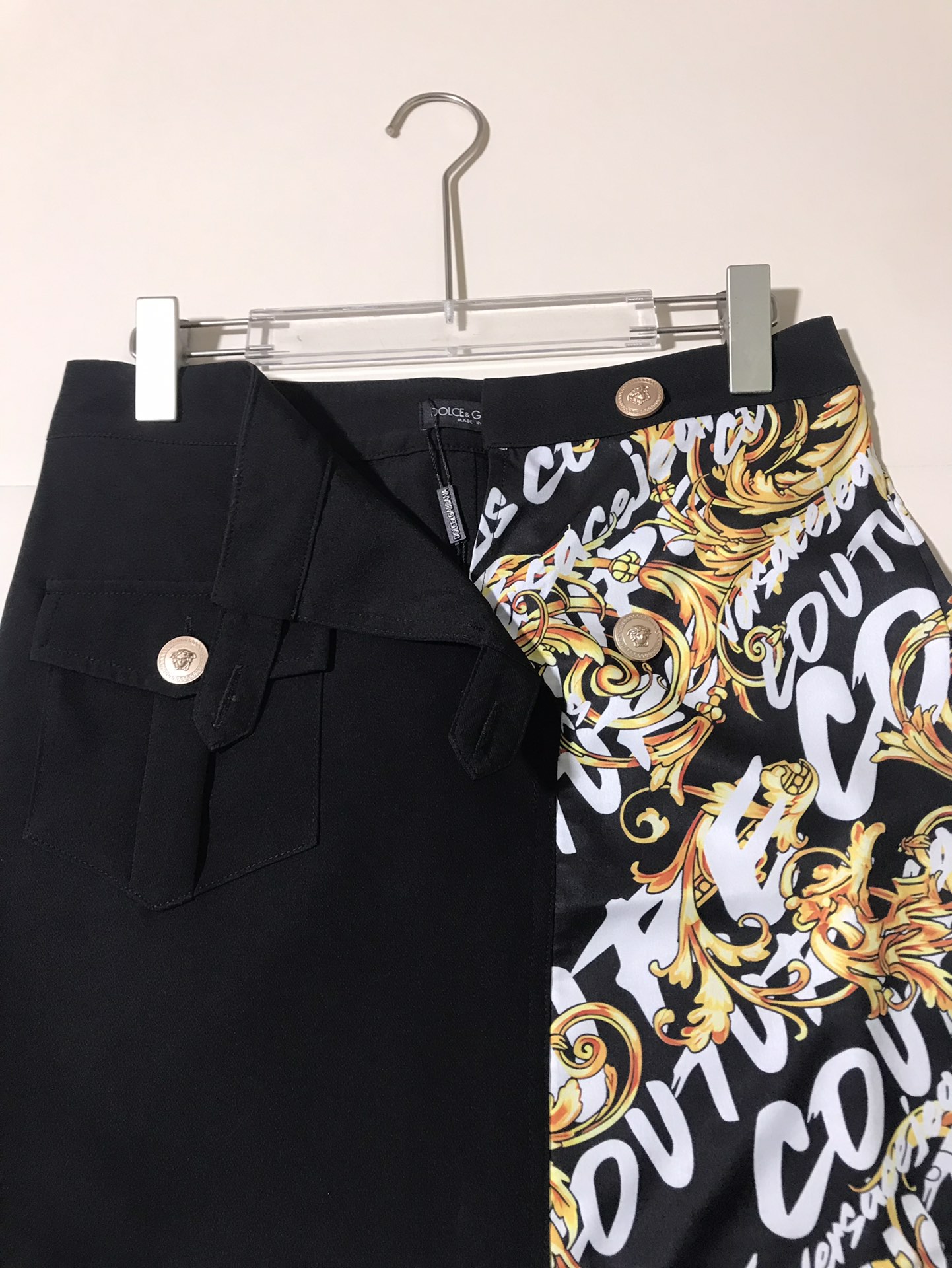 High-End Women’s Clothes: Versace/Vanthstyre Collapse Series Bag Designs with Barlock Gold Ringed Mini-Top - 图片 9