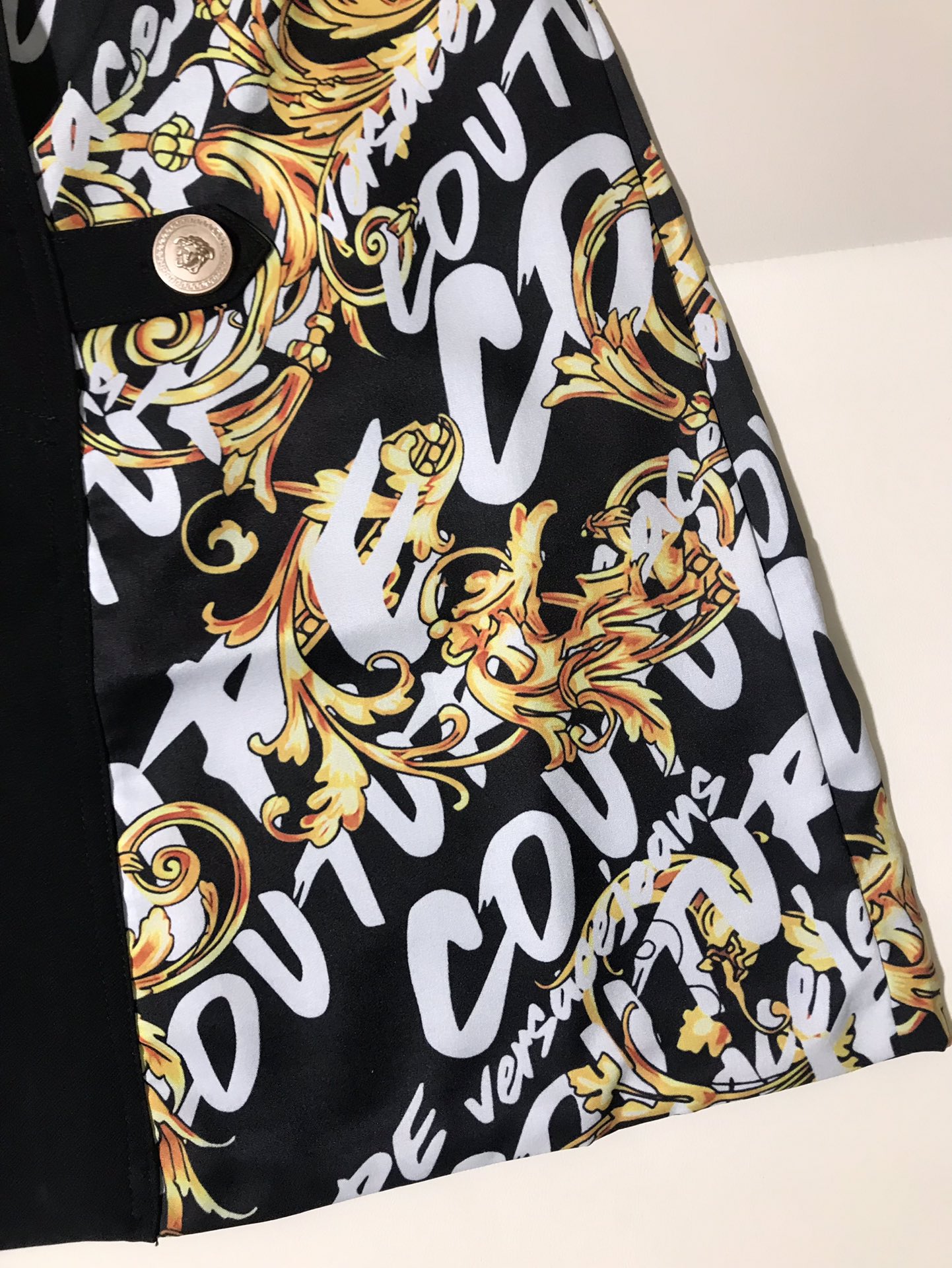 High-End Women’s Clothes: Versace/Vanthstyre Collapse Series Bag Designs with Barlock Gold Ringed Mini-Top - 图片 7