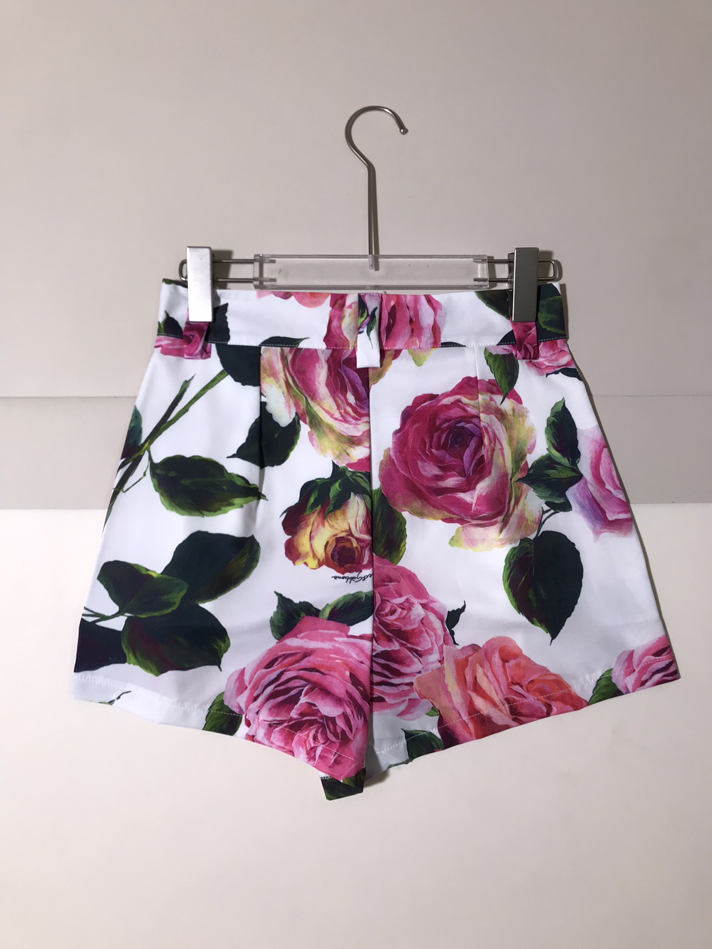 Stylish Women’s Clothing: Dolce & Gabbana Inspired with Sicilian Flair and Vibrant Flowers - 图片 2