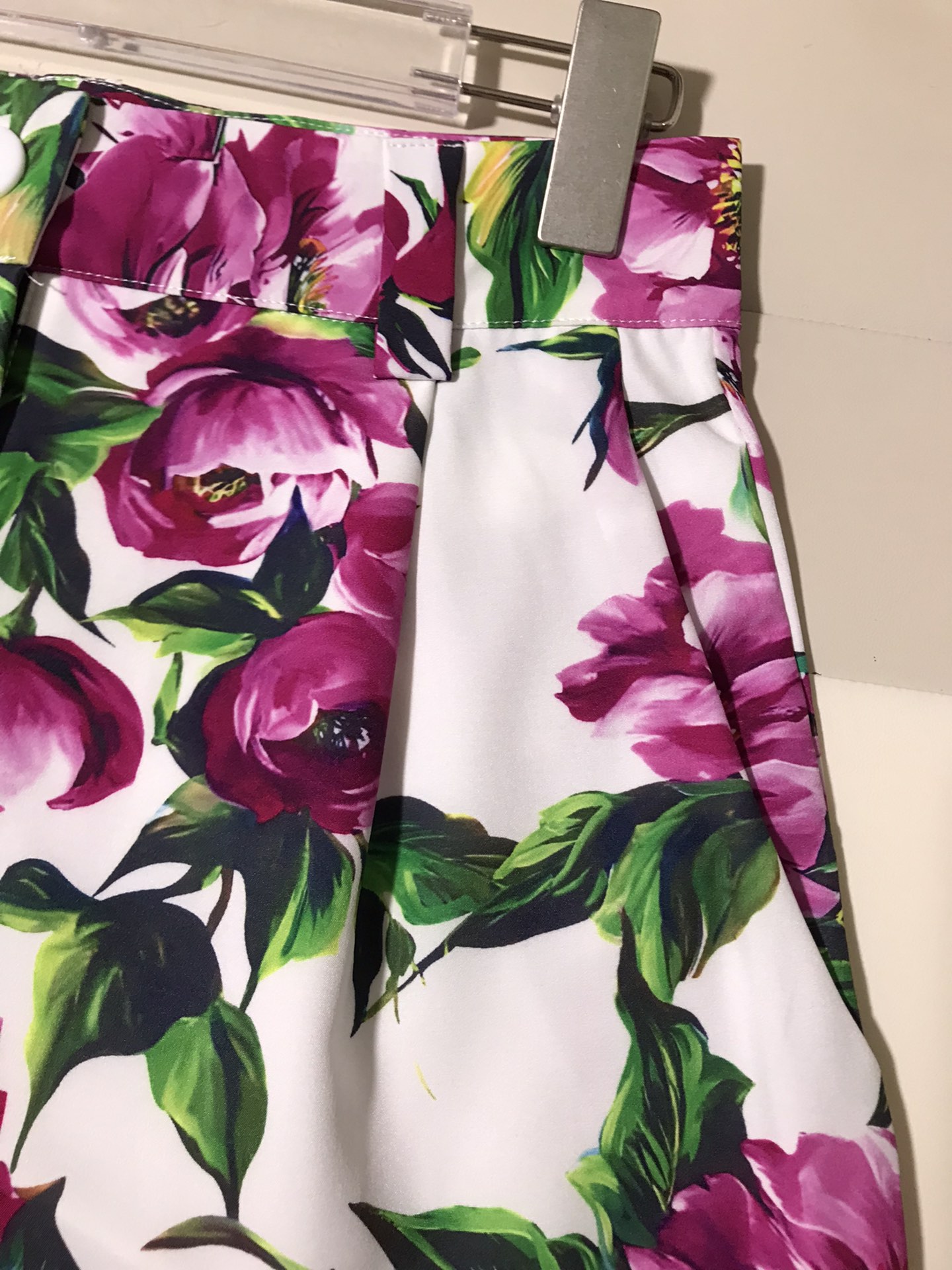 High Quality Women’s Clothes: Dolce & Gabbana Sicilian Favorites with Colored Flowers and Vacation Highs - 图片 6