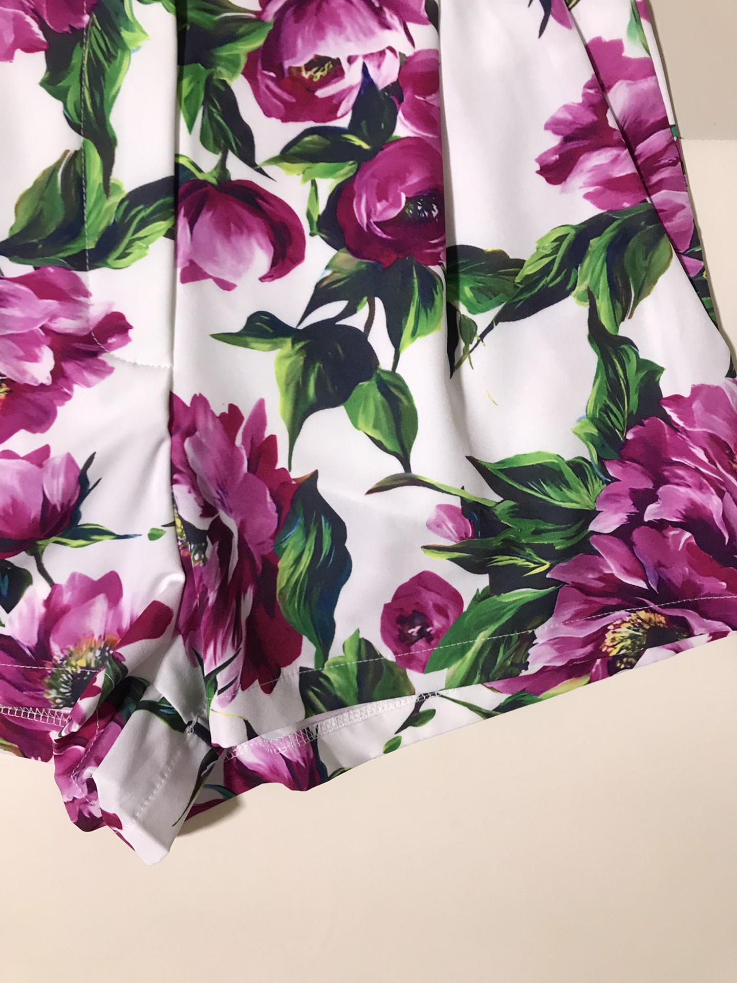 High Quality Women’s Clothes: Dolce & Gabbana Sicilian Favorites with Colored Flowers and Vacation Highs - 图片 7