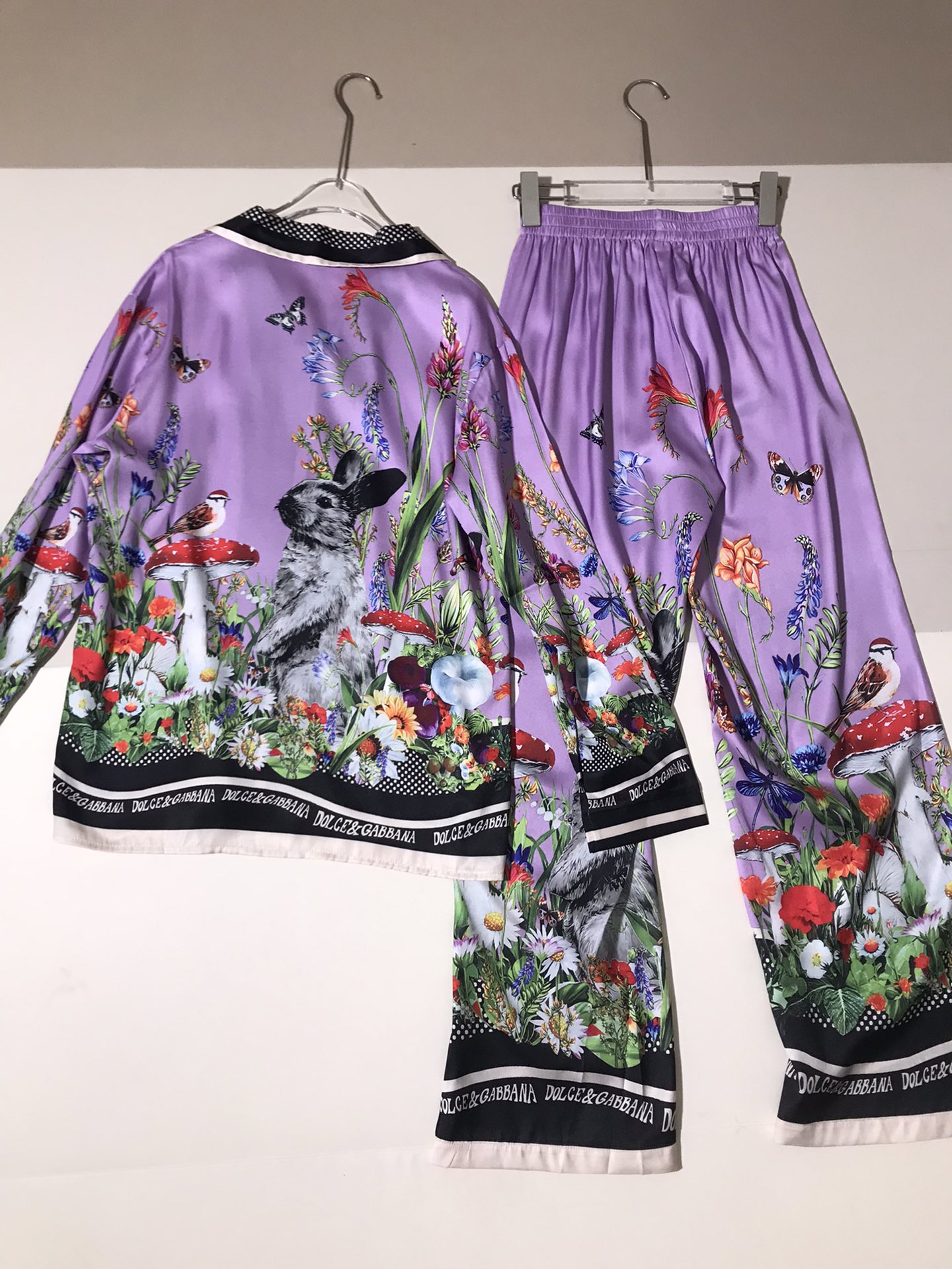 “High-End Women’s Clothes Set with D&G, Mushrooms, Rabbits: SMLXL Collection Overview” - 图片 7