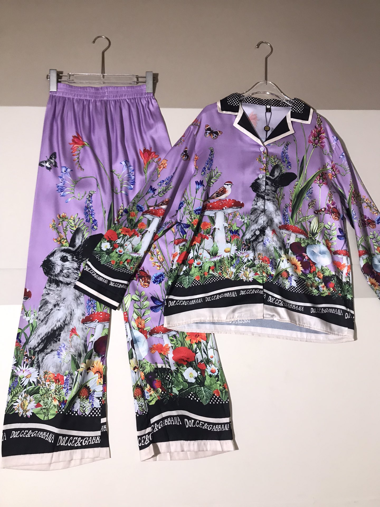 “High-End Women’s Clothes Set with D&G, Mushrooms, Rabbits: SMLXL Collection Overview” - 图片 2