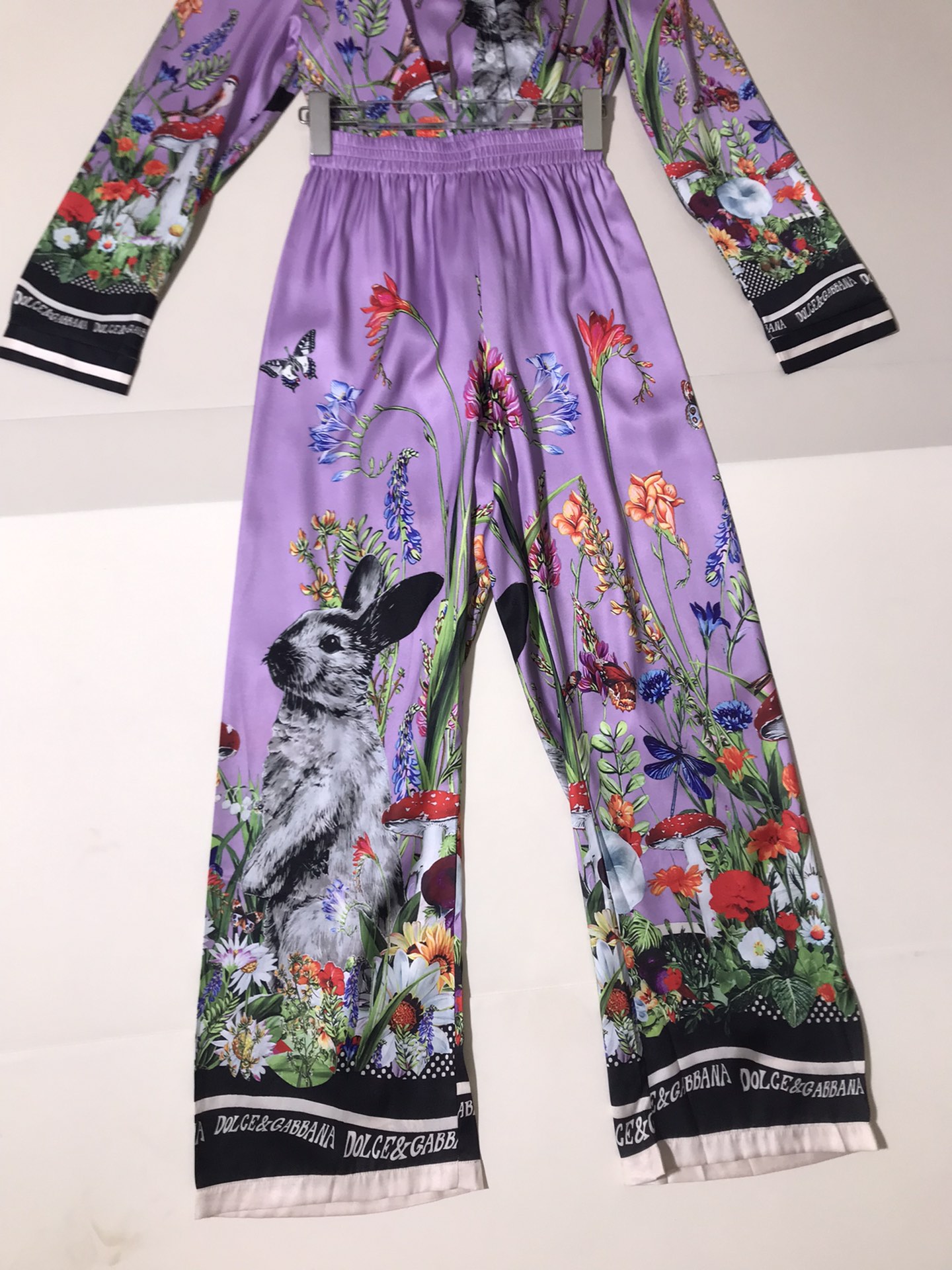 “High-End Women’s Clothes Set with D&G, Mushrooms, Rabbits: SMLXL Collection Overview” - 图片 6