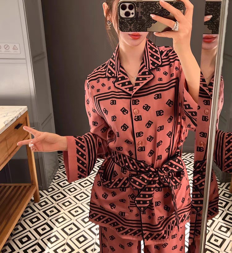 High-Quality Women’s Clothing Sets by Dolce & Gabbana with Belt and Pajamas – SMLXL - 图片 4