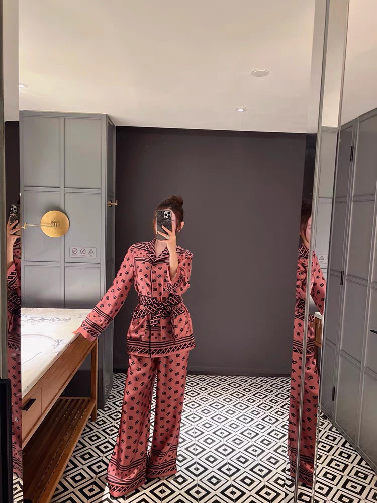 High-Quality Women’s Clothing Sets by Dolce & Gabbana with Belt and Pajamas – SMLXL - 图片 3