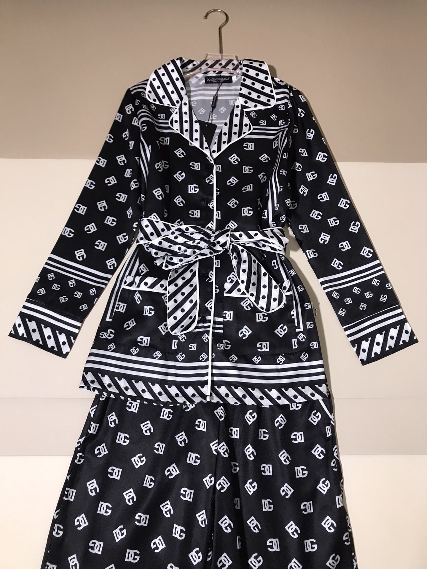 High-Quality Women’s Clothing Sets by Dolce & Gabbana and Douga Banner with Belt and Pajamas - 图片 5