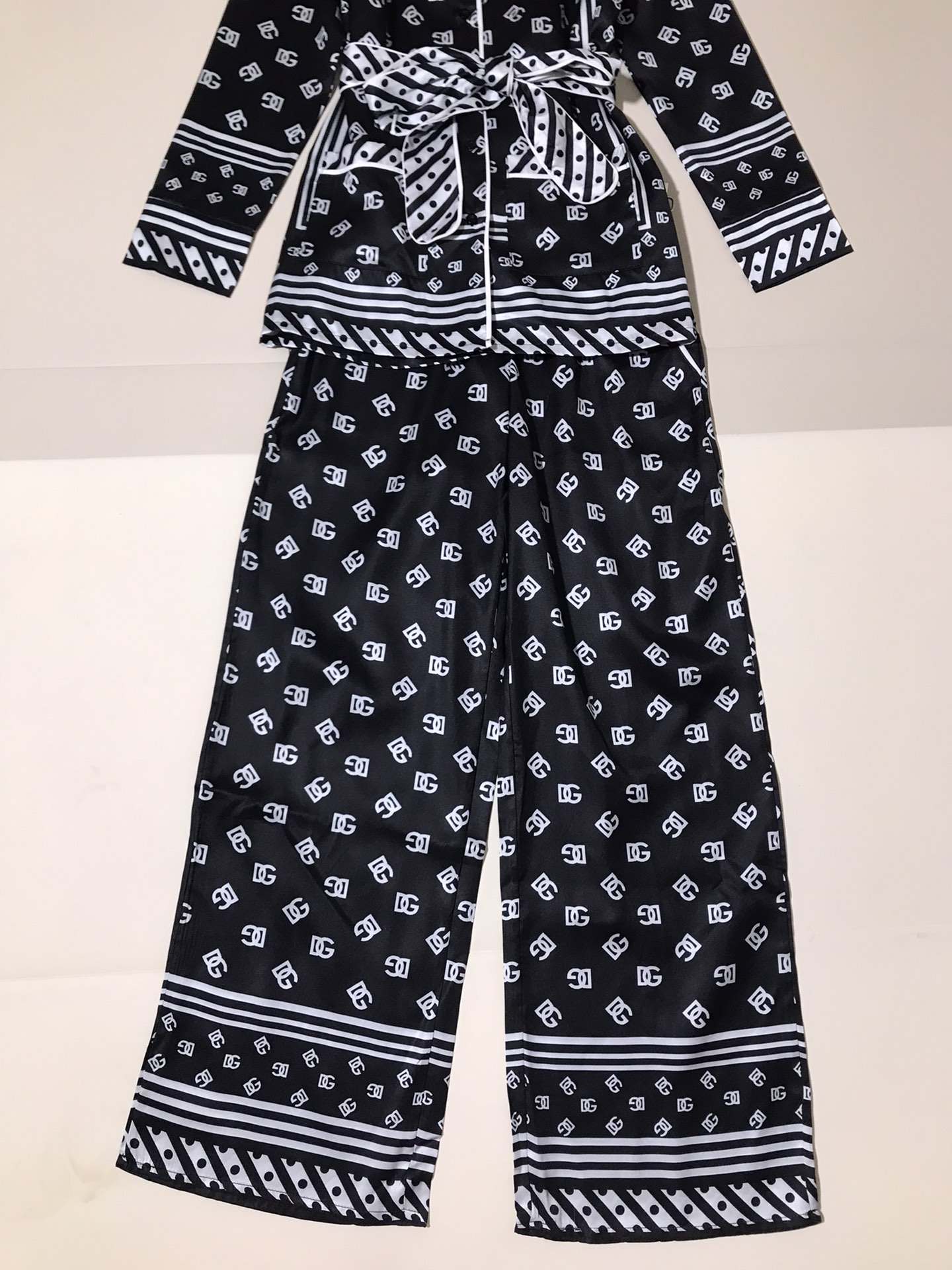 High-Quality Women’s Clothing Sets by Dolce & Gabbana and Douga Banner with Belt and Pajamas - 图片 6