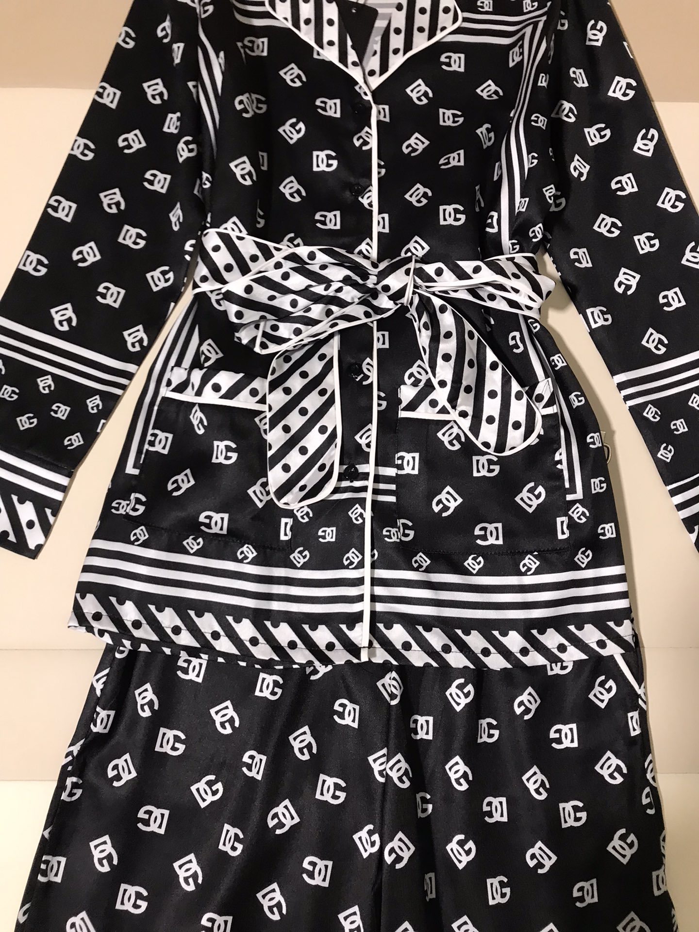 High-Quality Women’s Clothing Sets by Dolce & Gabbana and Douga Banner with Belt and Pajamas - 图片 7