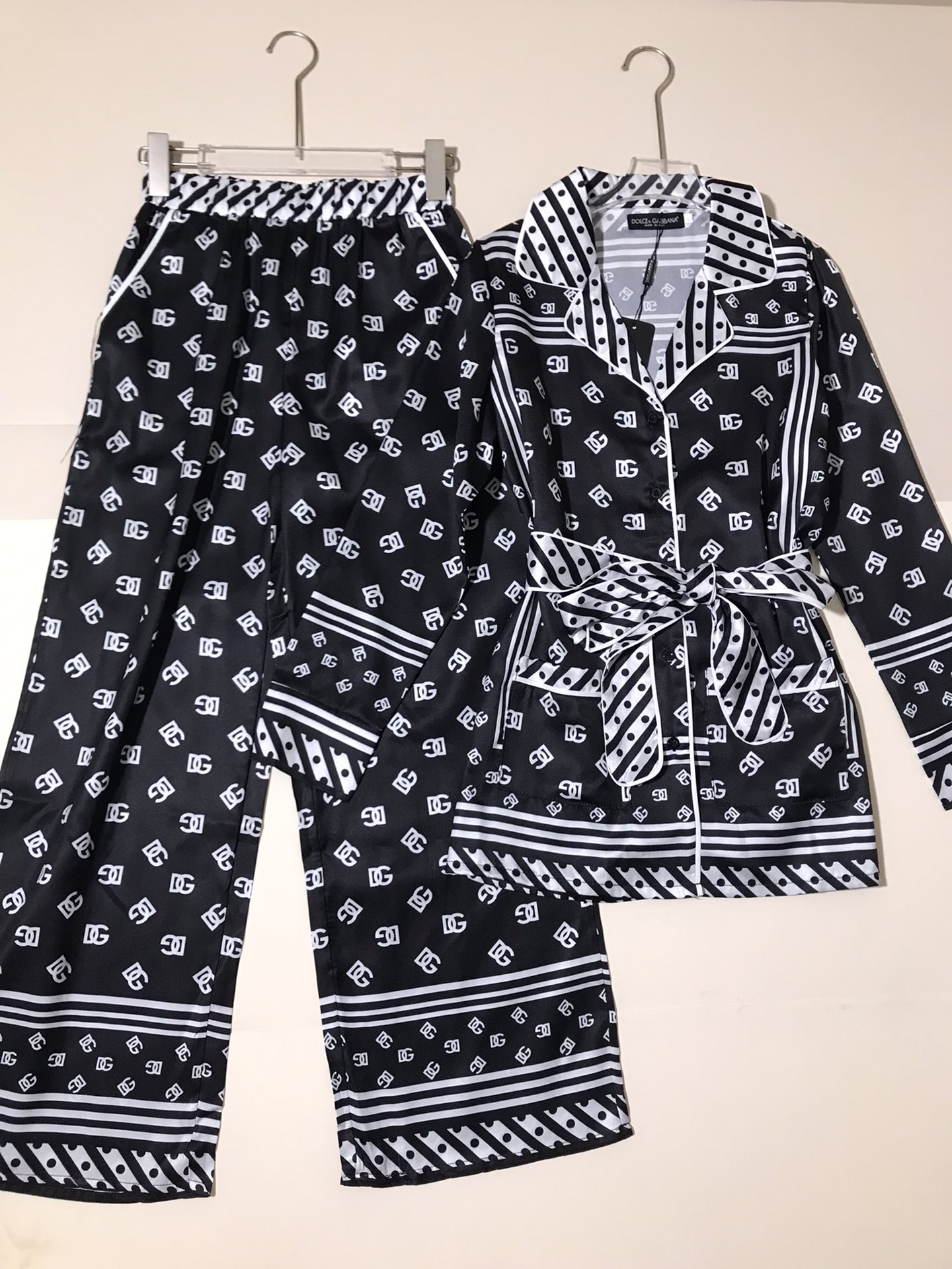 High-Quality Women’s Clothing Sets by Dolce & Gabbana and Douga Banner with Belt and Pajamas - 图片 2
