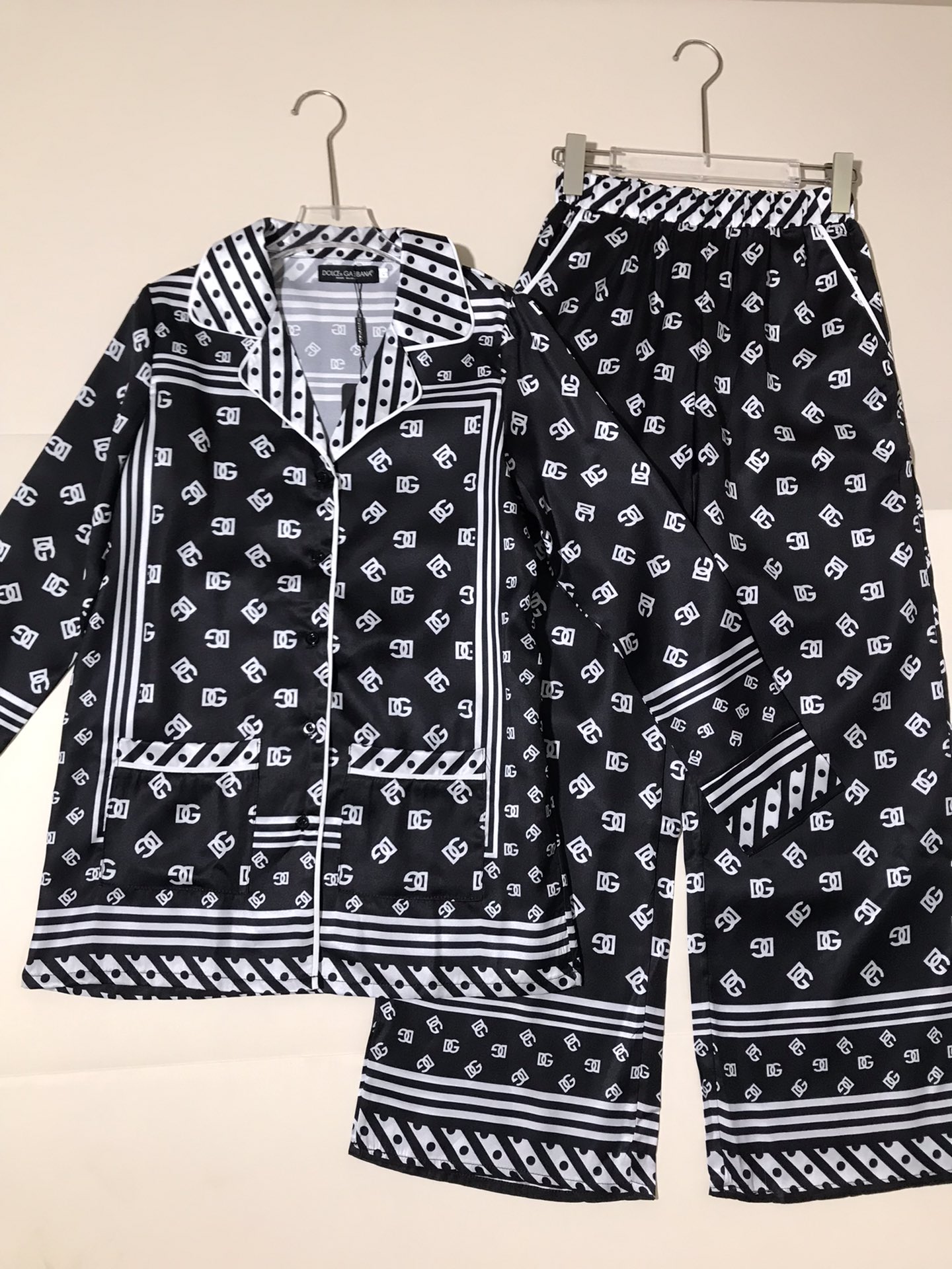High-Quality Women’s Clothing Sets by Dolce & Gabbana and Douga Banner with Belt and Pajamas - 图片 4