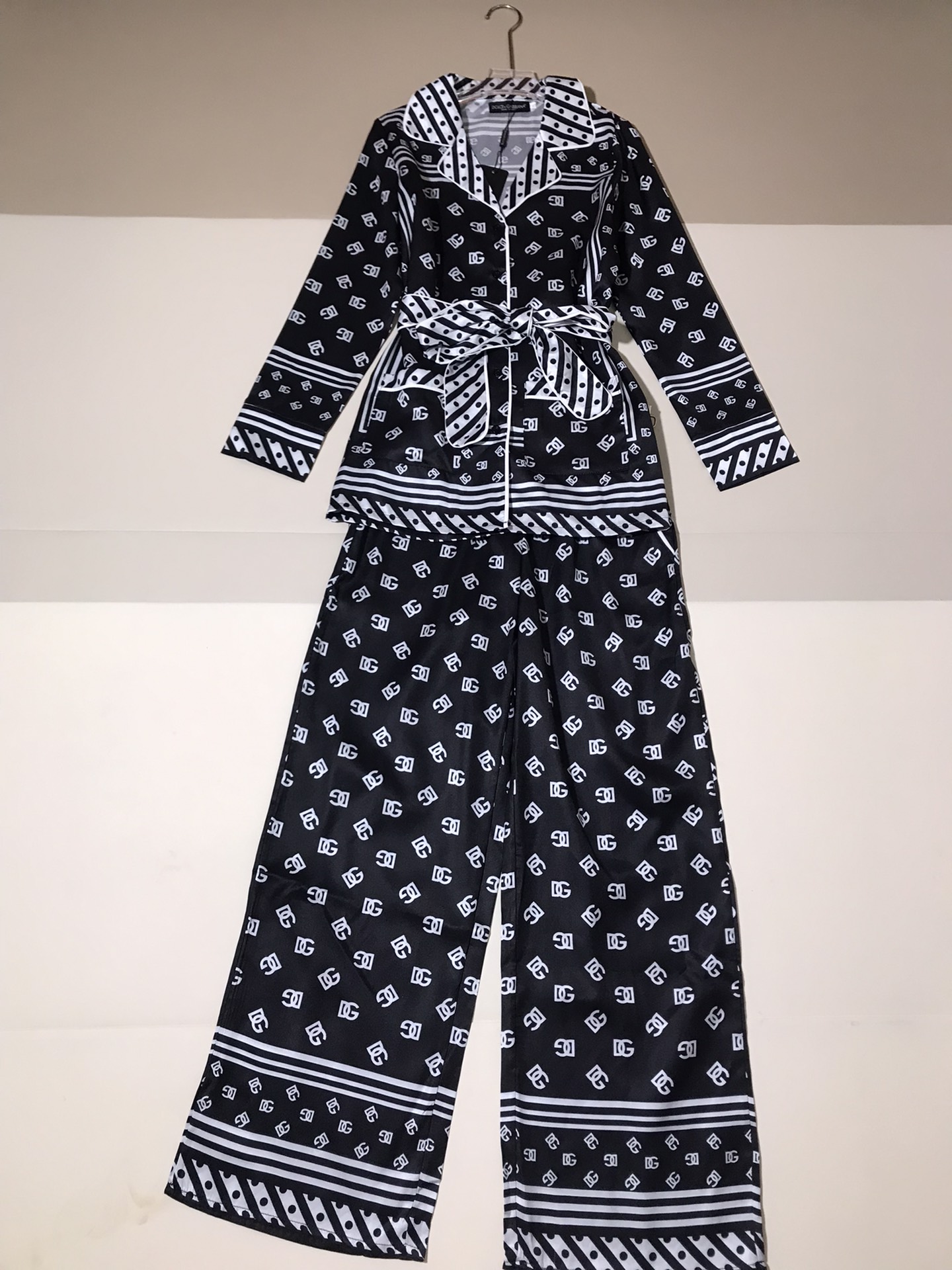 High-Quality Women’s Clothing Sets by Dolce & Gabbana and Douga Banner with Belt and Pajamas - 图片 3