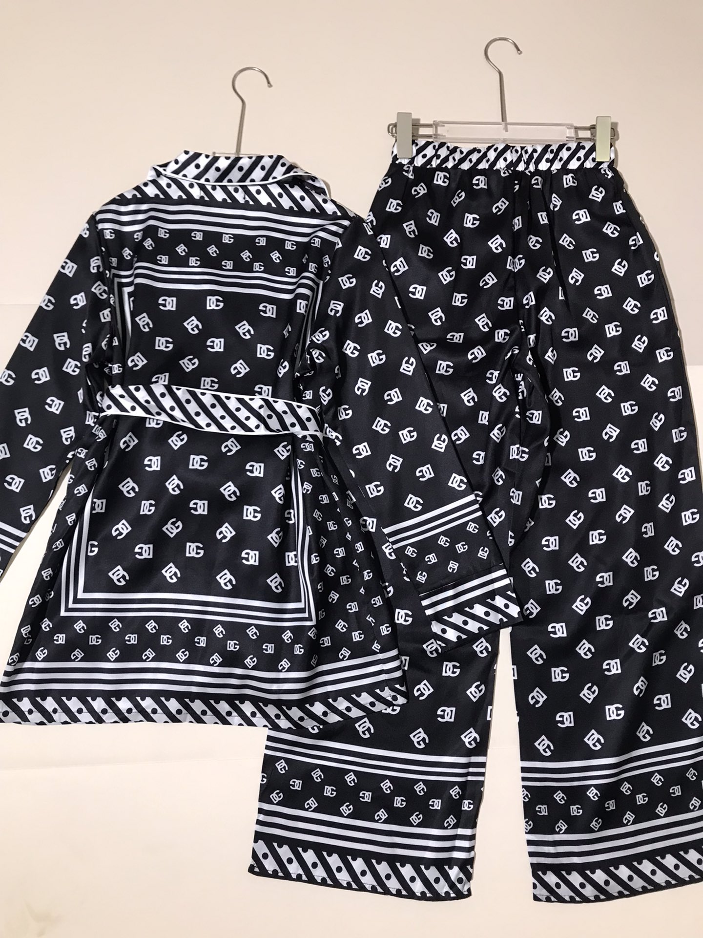 High-Quality Women’s Clothing Sets by Dolce & Gabbana and Douga Banner with Belt and Pajamas - 图片 8