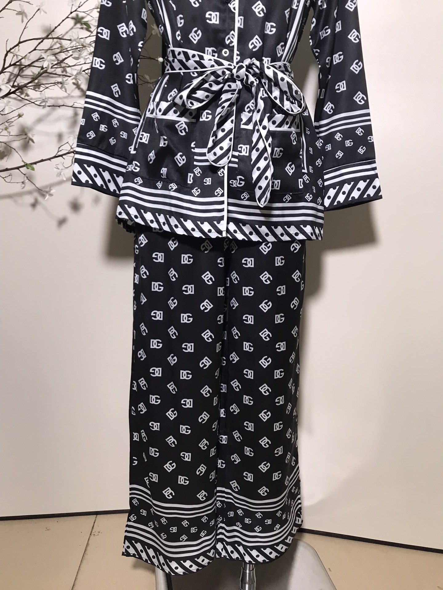 High-Quality Women’s Clothing Sets by Dolce & Gabbana/Dougabanner with Belt and Pajamas - 图片 4