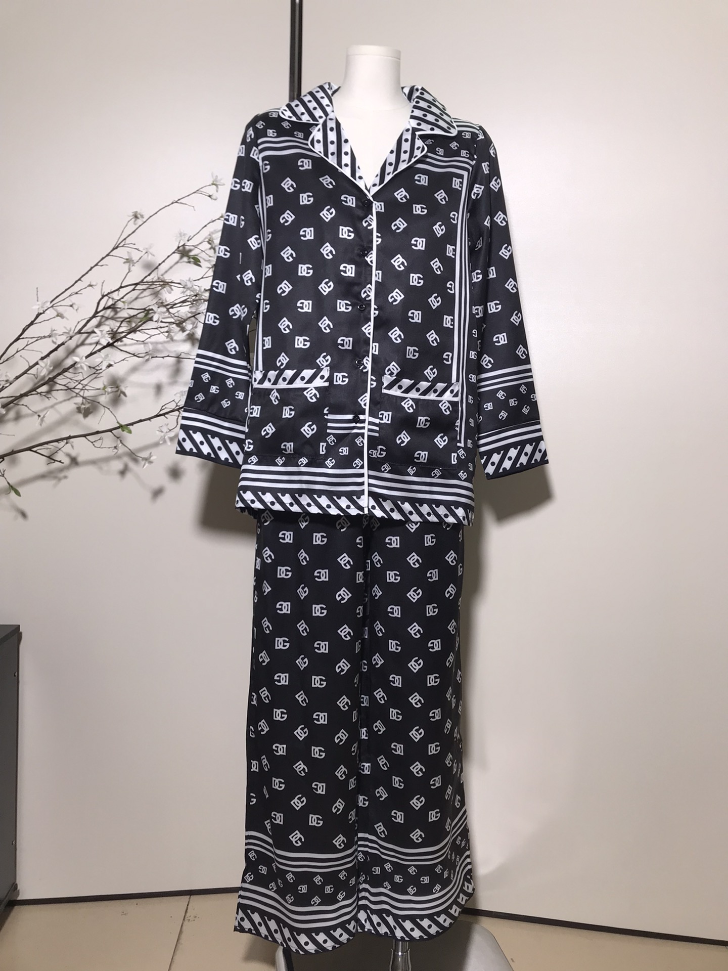 High-Quality Women’s Clothing Sets by Dolce & Gabbana/Dougabanner with Belt and Pajamas - 图片 2