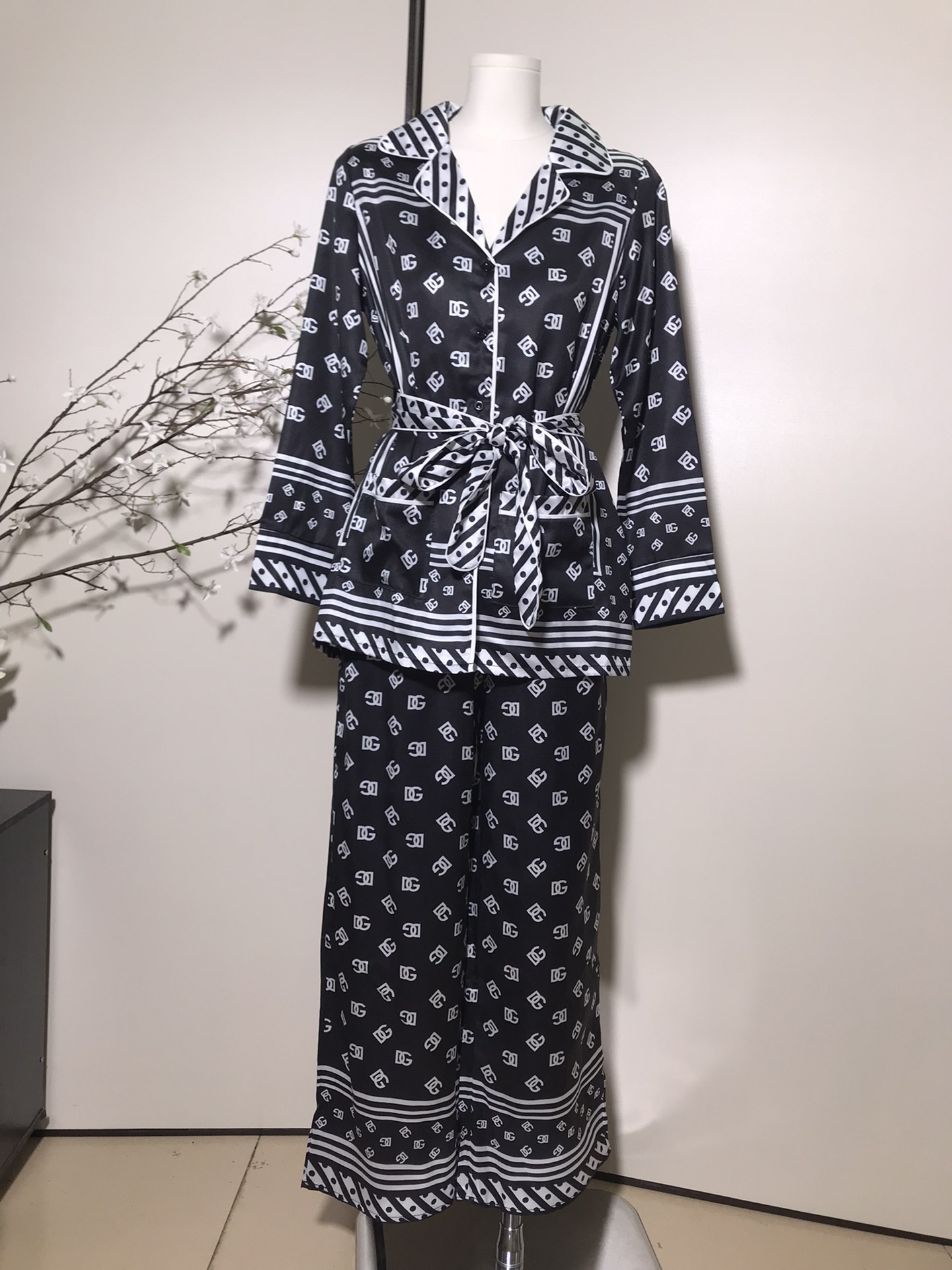 High-Quality Women’s Clothing Sets by Dolce & Gabbana/Dougabanner with Belt and Pajamas