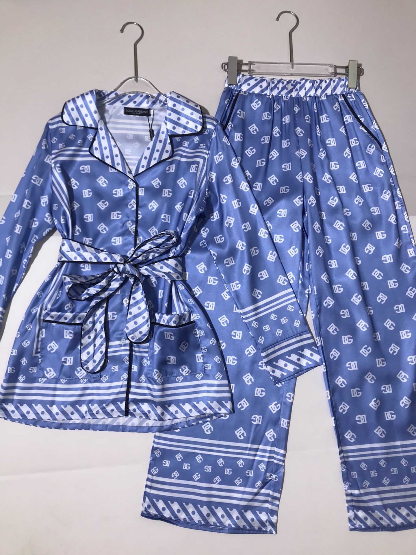 High-Quality Women’s Clothing Sets: Dolce & Gabbana/Dougabanner Packaging, Belt, Long-Sleeved Pajamas - 图片 1