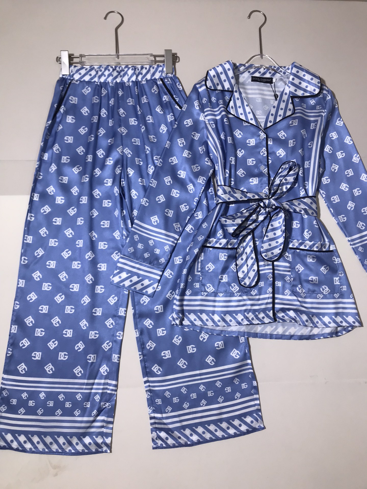High-Quality Women’s Clothing Sets: Dolce & Gabbana/Dougabanner Packaging, Belt, Long-Sleeved Pajamas - 图片 2