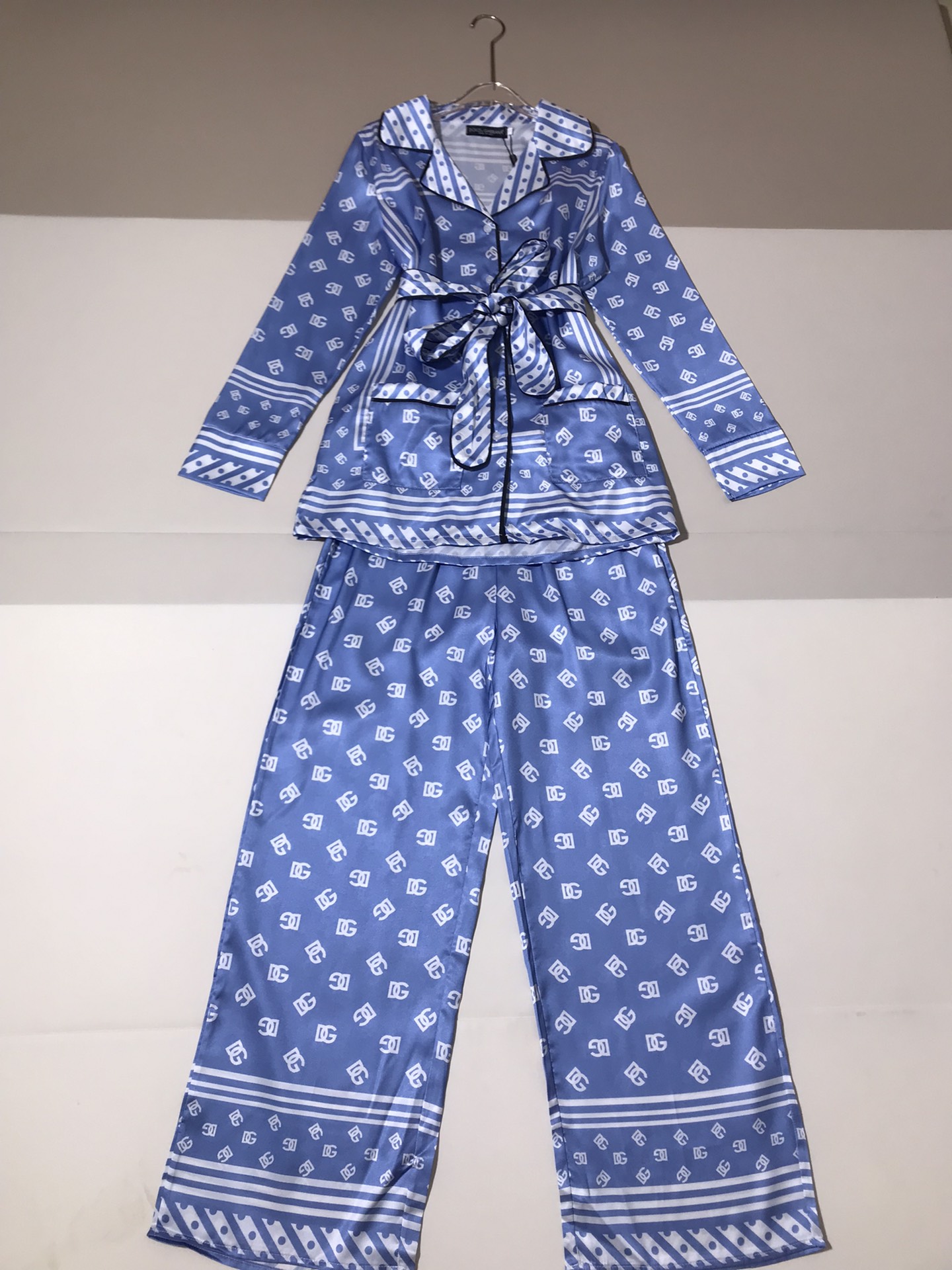 High-Quality Women’s Clothing Sets: Dolce & Gabbana/Dougabanner Packaging, Belt, Long-Sleeved Pajamas - 图片 3