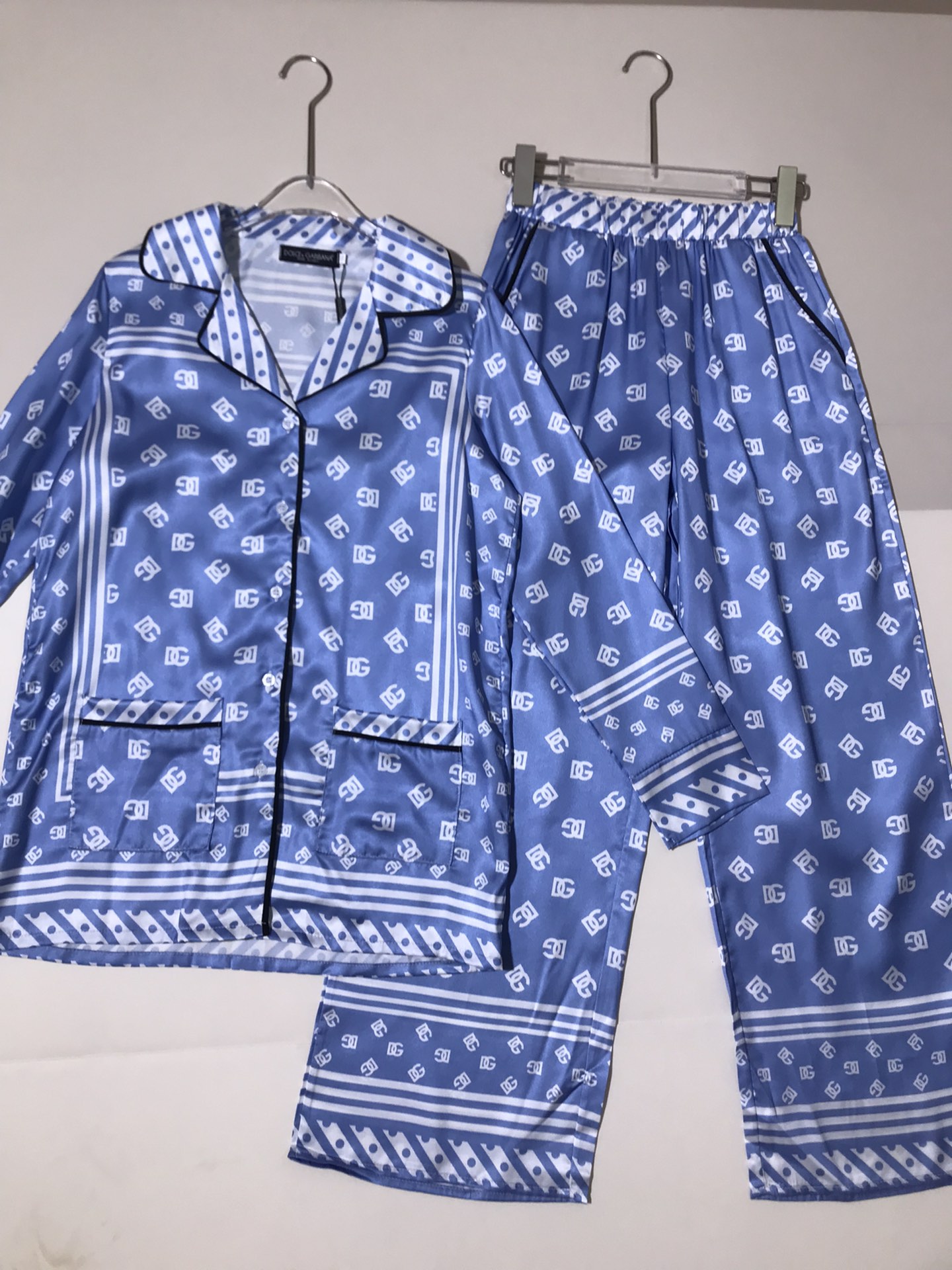High-Quality Women’s Clothing Sets: Dolce & Gabbana/Dougabanner Packaging, Belt, Long-Sleeved Pajamas - 图片 4