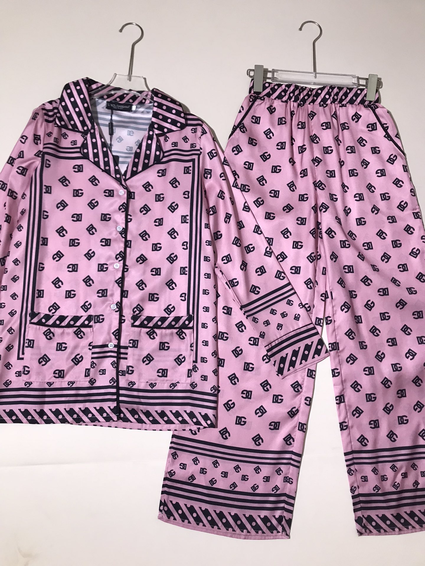 High-Quality Women’s Clothing Sets by Dolce & Gabbana/Dougabanner with Belt and Pajamas - 图片 4