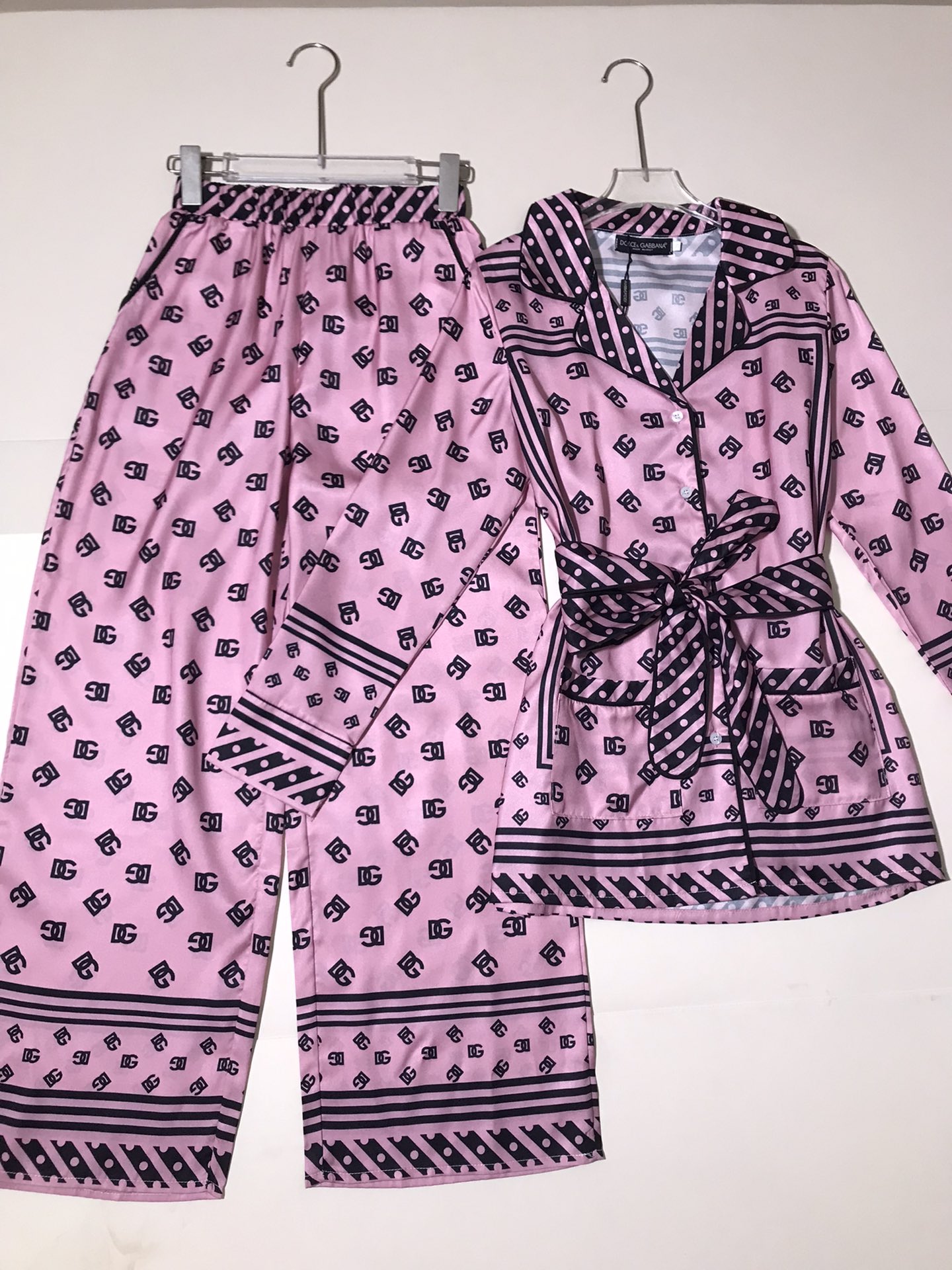 High-Quality Women’s Clothing Sets by Dolce & Gabbana/Dougabanner with Belt and Pajamas - 图片 2