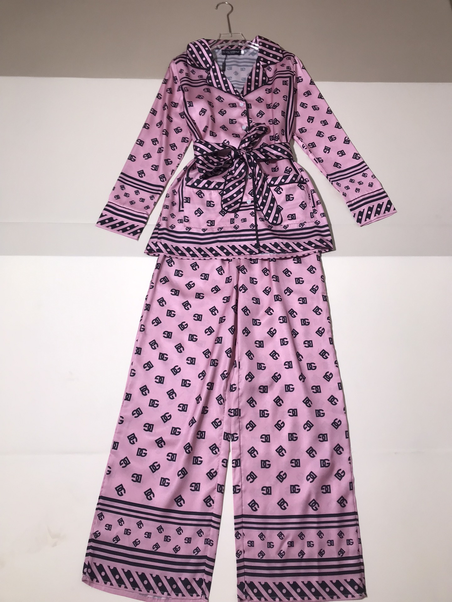 High-Quality Women’s Clothing Sets by Dolce & Gabbana/Dougabanner with Belt and Pajamas - 图片 3