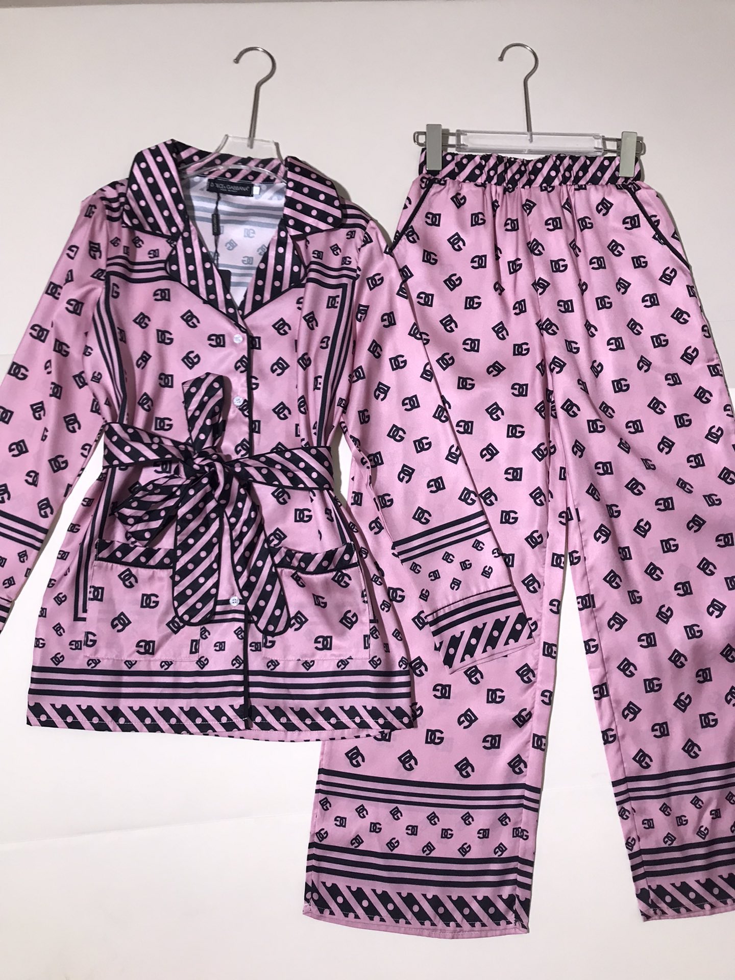 High-Quality Women’s Clothing Sets by Dolce & Gabbana/Dougabanner with Belt and Pajamas
