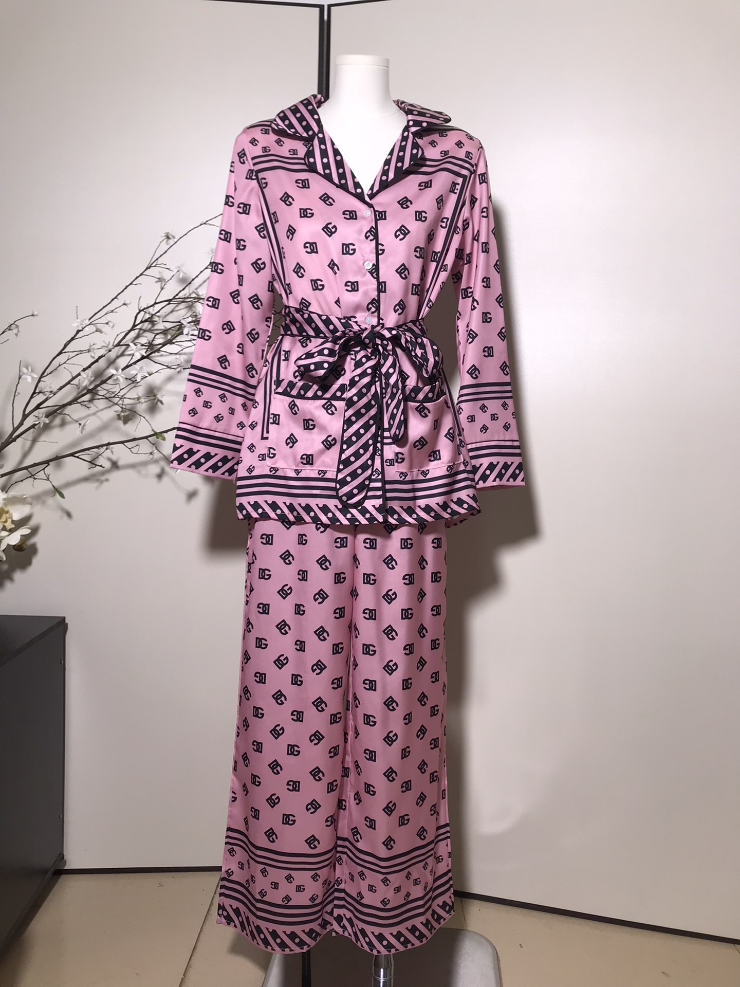 High-Quality Women’s Clothing Sets by Dolce & Gabbana/Dougabanner with Belt and Pajamas