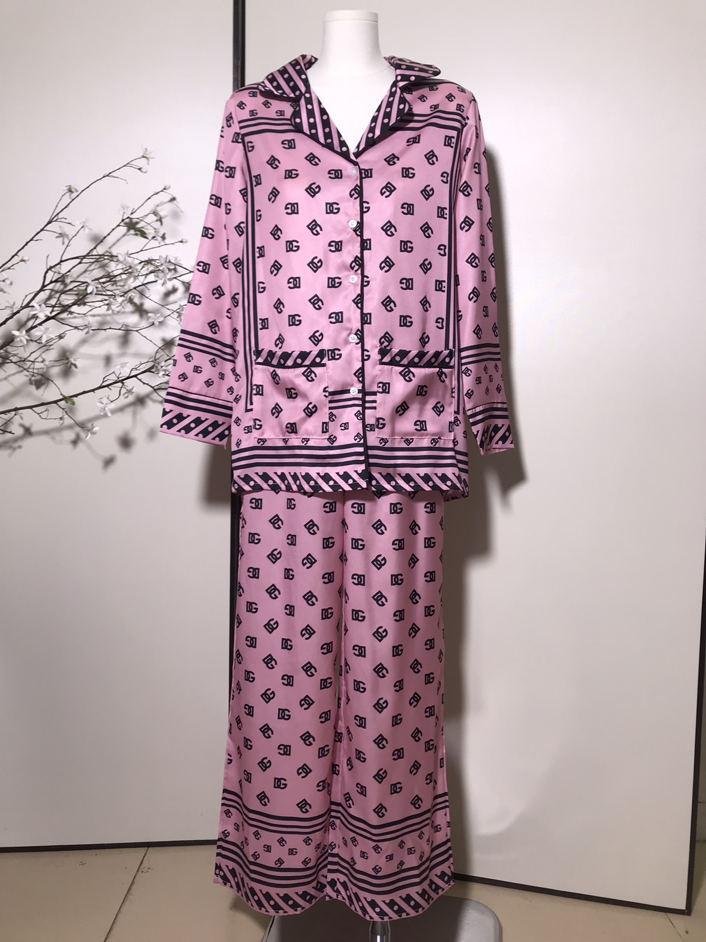 High-Quality Women’s Clothing Sets by Dolce & Gabbana/Dougabanner with Belt and Pajamas - 图片 2