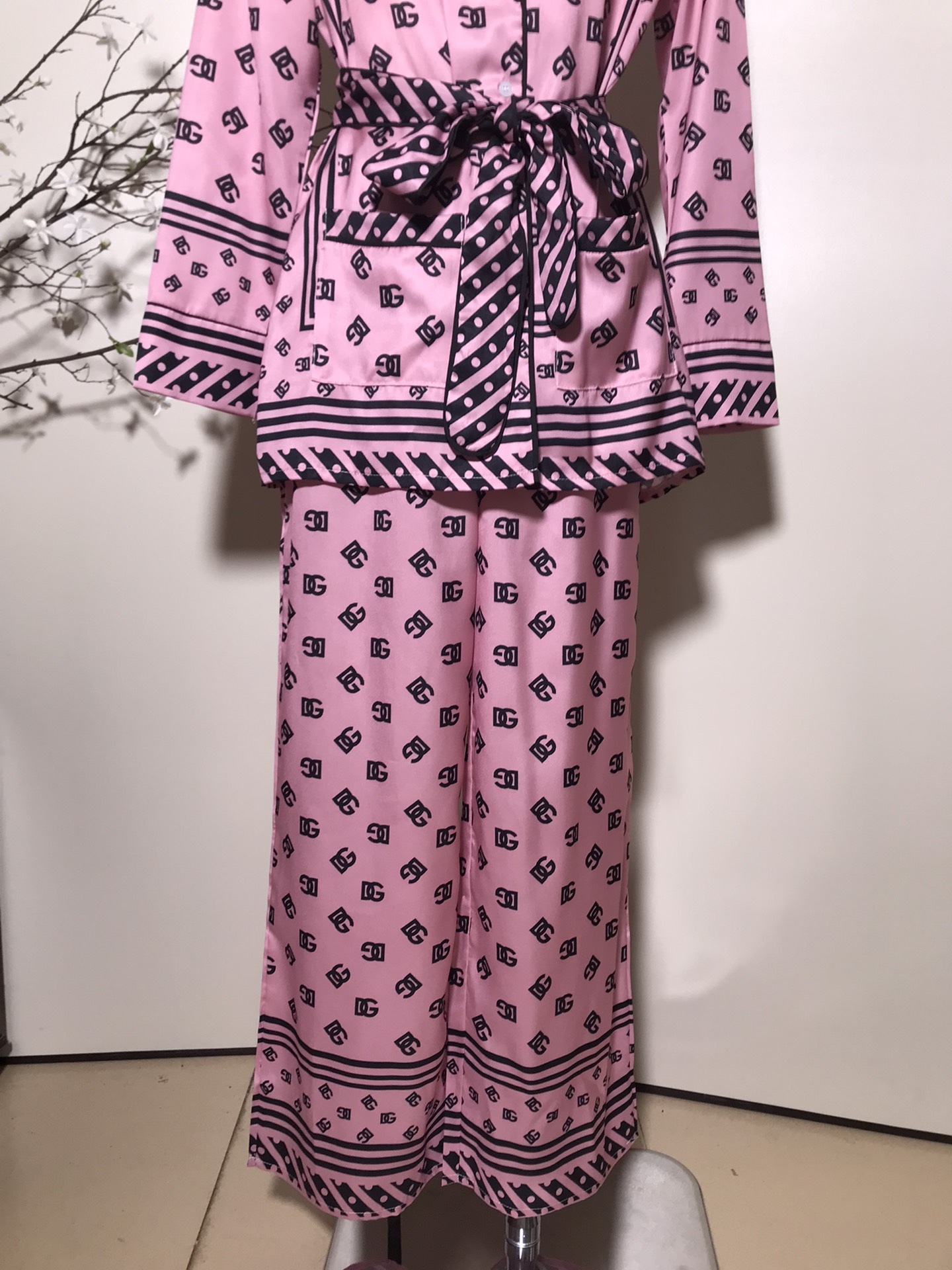 High-Quality Women’s Clothing Sets by Dolce & Gabbana/Dougabanner with Belt and Pajamas - 图片 4