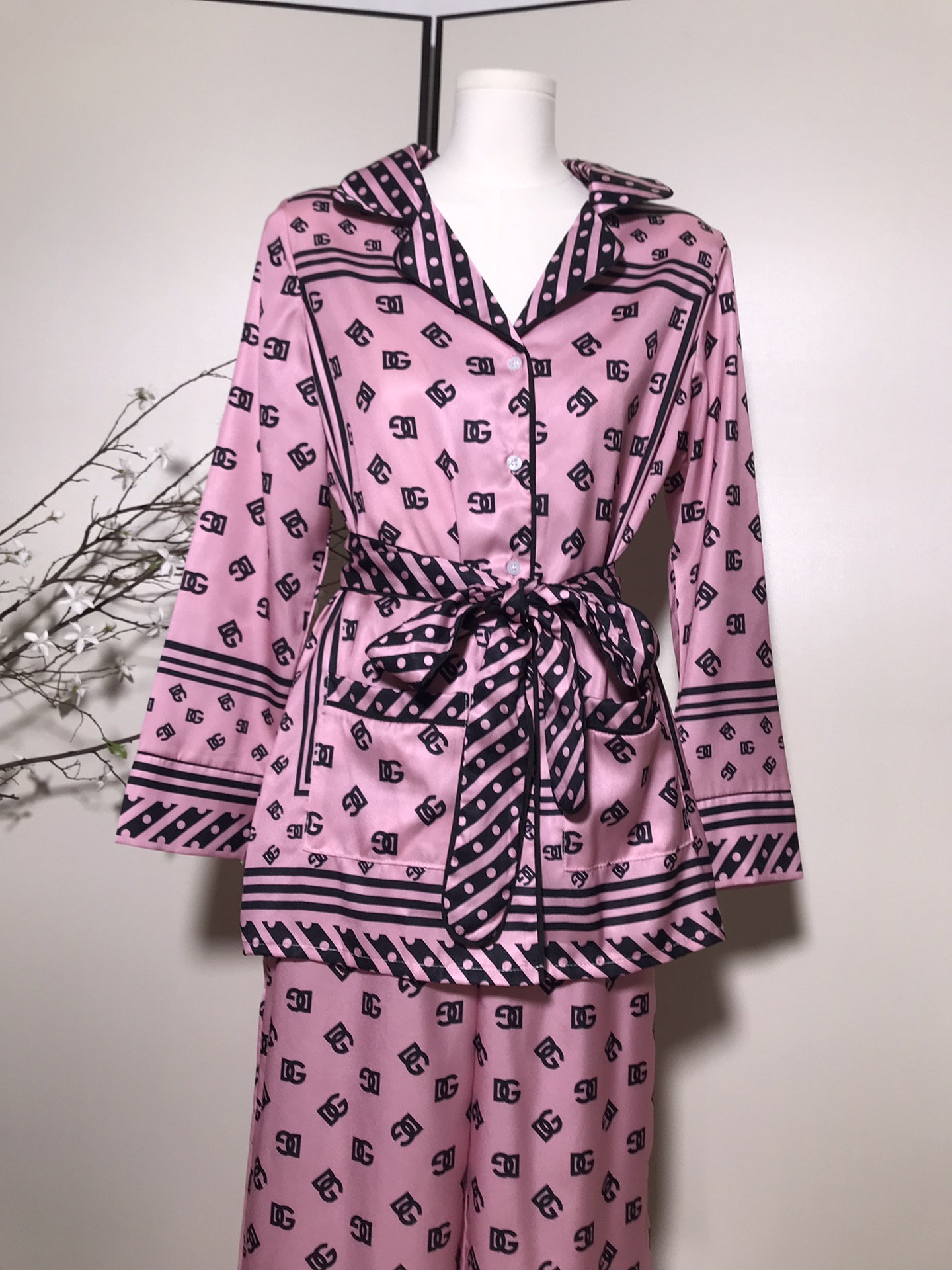 High-Quality Women’s Clothing Sets by Dolce & Gabbana/Dougabanner with Belt and Pajamas - 图片 3
