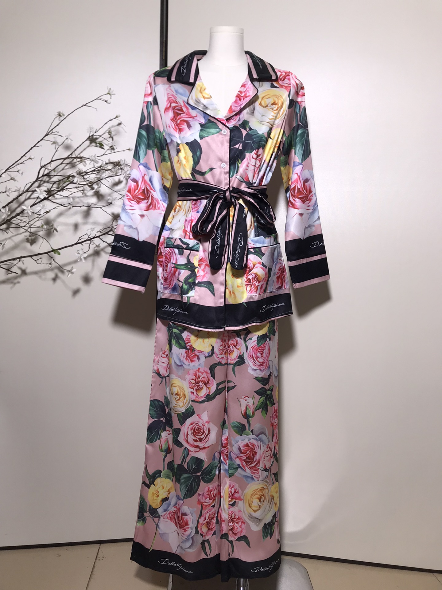 High-Quality Women’s Clothing Sets by Dolce & Gabb*ana/Duja *Banner: Roses, Belts, Pajamas. - 图片 1