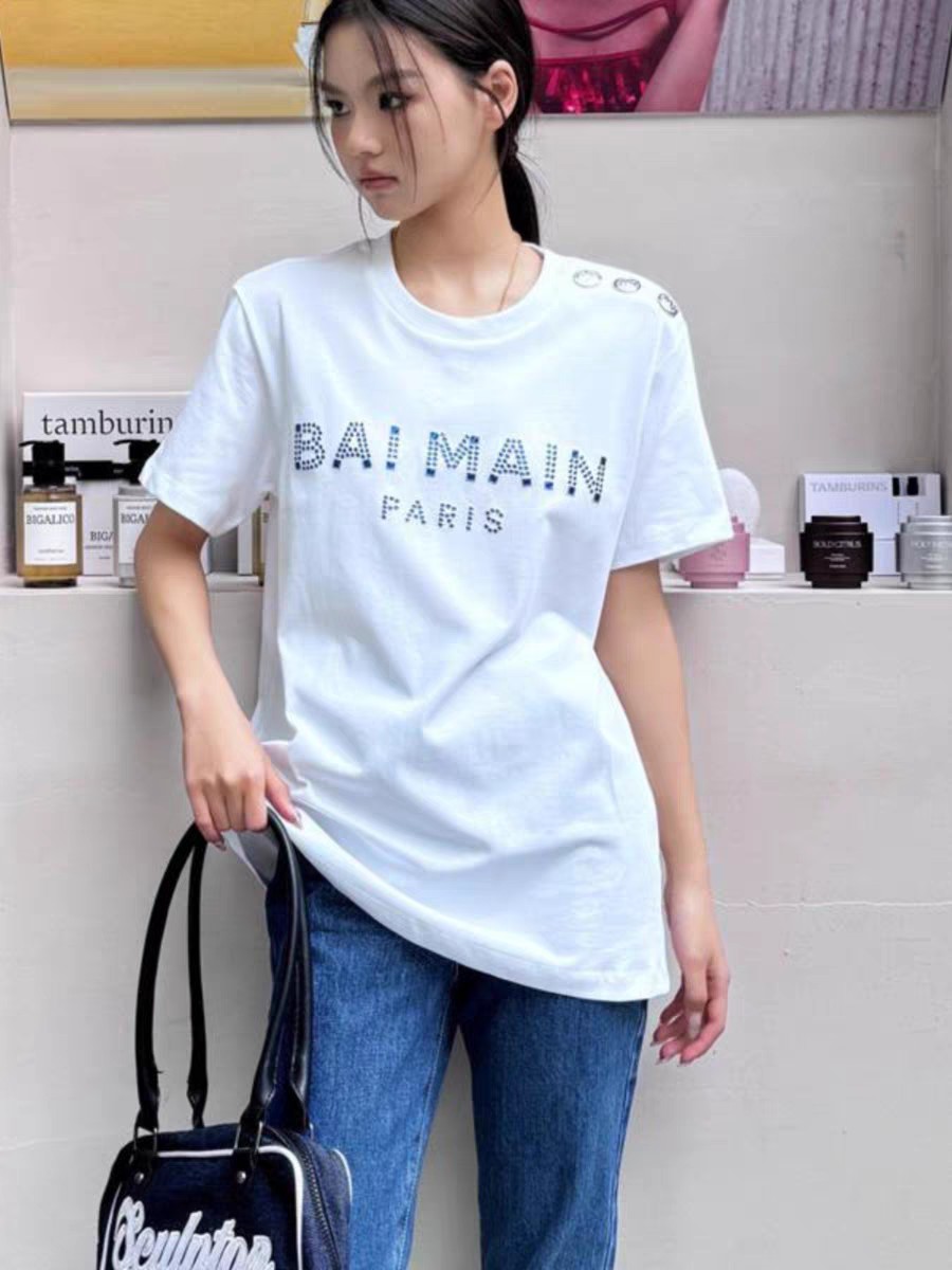 High-End Women’s Clothing: Balma’s Explosive Button T-Shirt with Diamond-Driven Shoulder