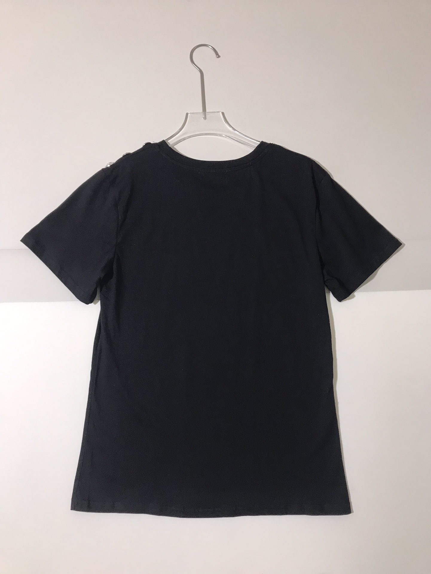 High-End Women’s Clothing: Balma’s Explosive Button T-Shirt with Diamond-Driven Shoulder - 图片 9