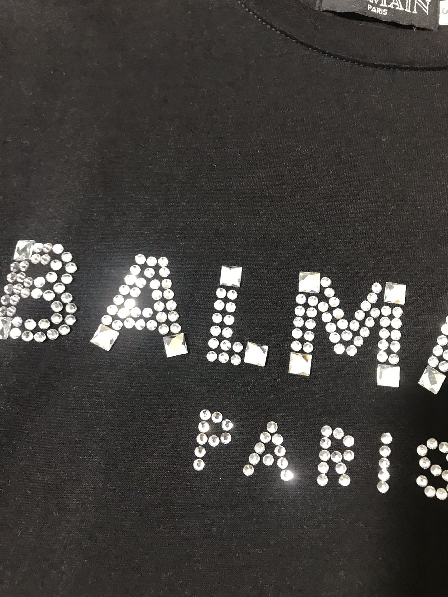 High-End Women’s Clothing: Balma’s Explosive Button T-Shirt with Diamond-Driven Shoulder - 图片 7