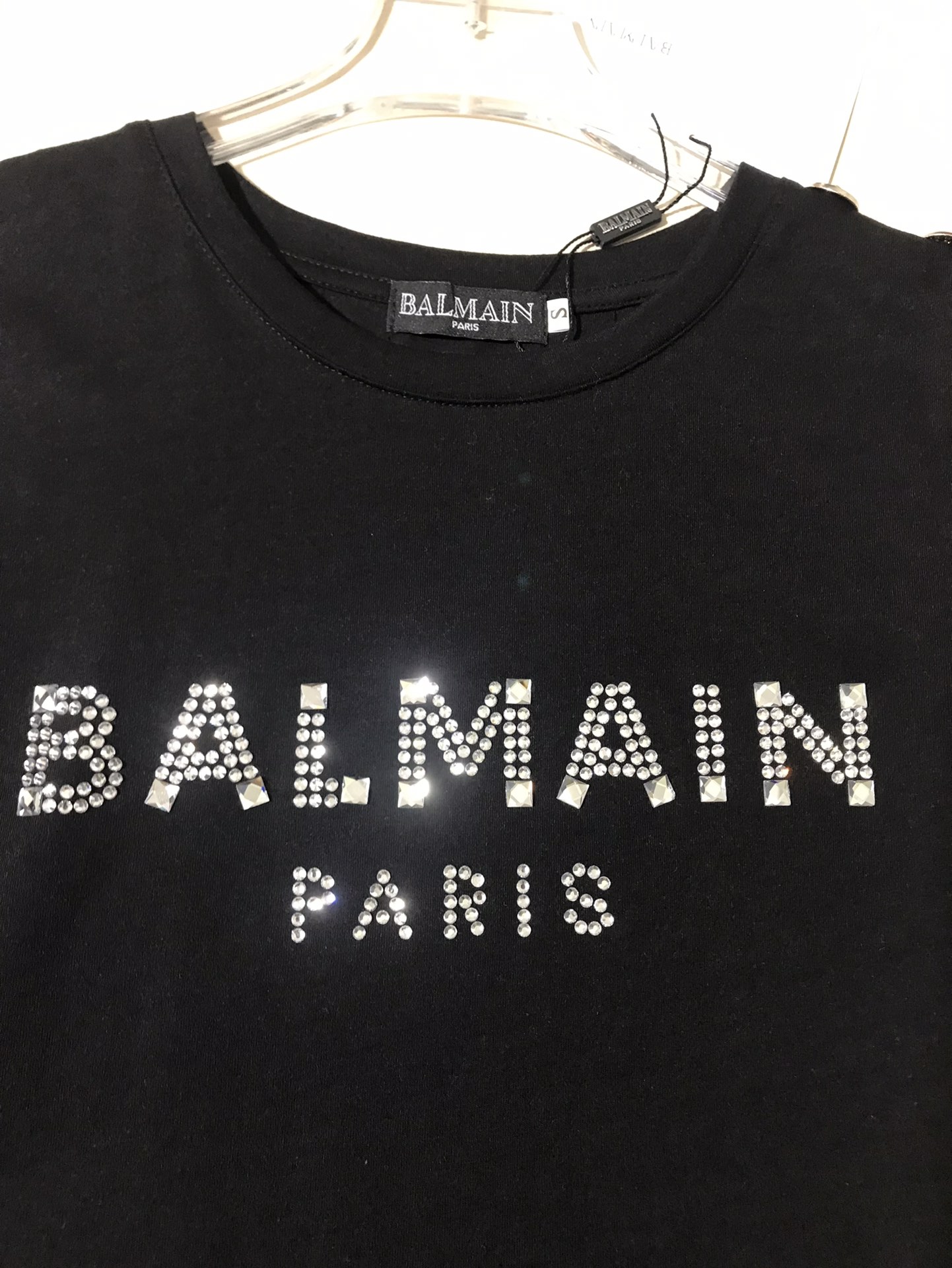 High-End Women’s Clothing: Balma’s Explosive Button T-Shirt with Diamond-Driven Shoulder - 图片 5