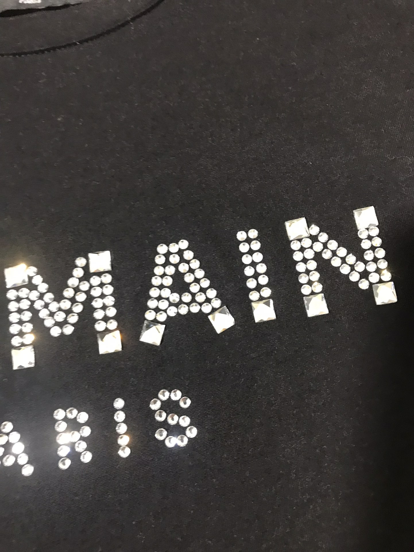 High-End Women’s Clothing: Balma’s Explosive Button T-Shirt with Diamond-Driven Shoulder - 图片 8