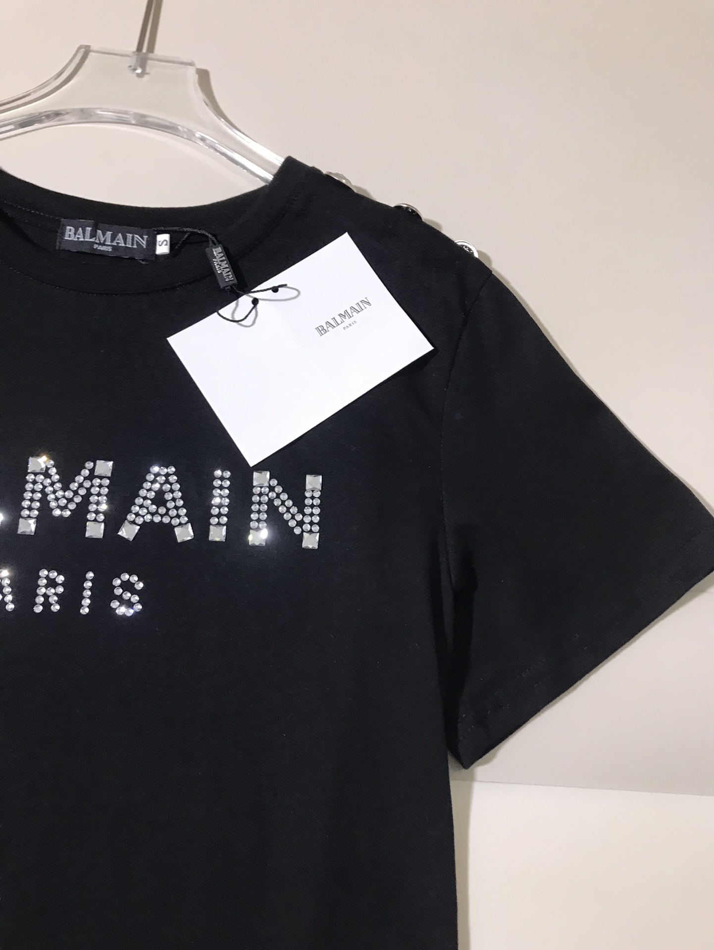 High-End Women’s Clothing: Balma’s Explosive Button T-Shirt with Diamond-Driven Shoulder - 图片 4