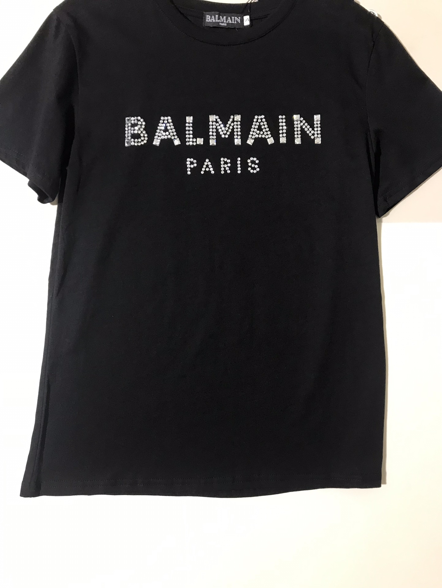 High-End Women’s Clothing: Balma’s Explosive Button T-Shirt with Diamond-Driven Shoulder - 图片 6