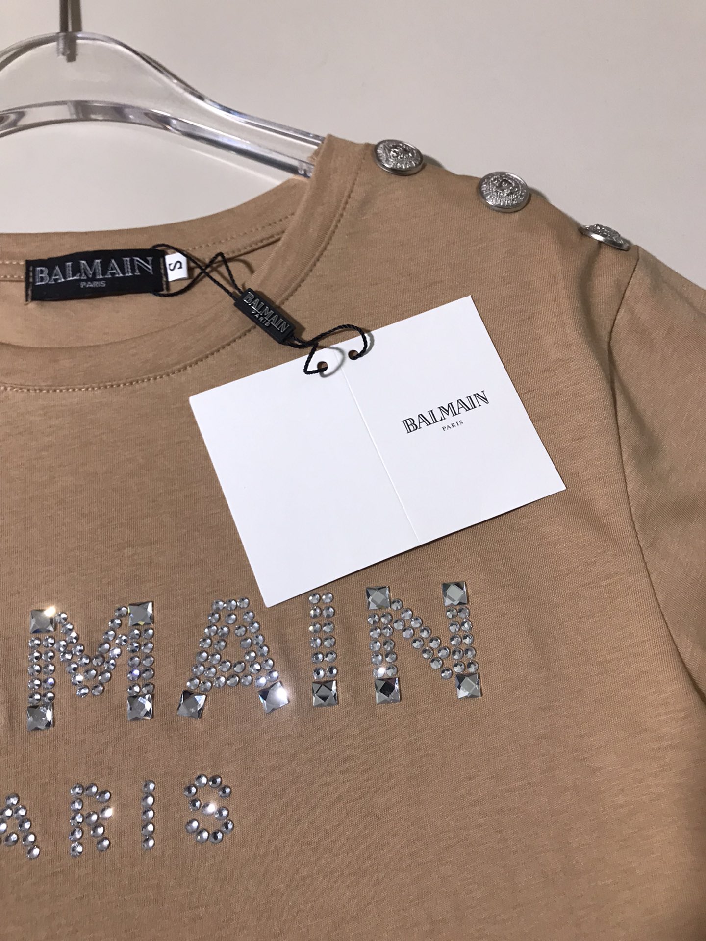 High-end Women’s Clothing: Balma’s Explosive Button T-shirt with Diamond-Driven Shoulder - 图片 8
