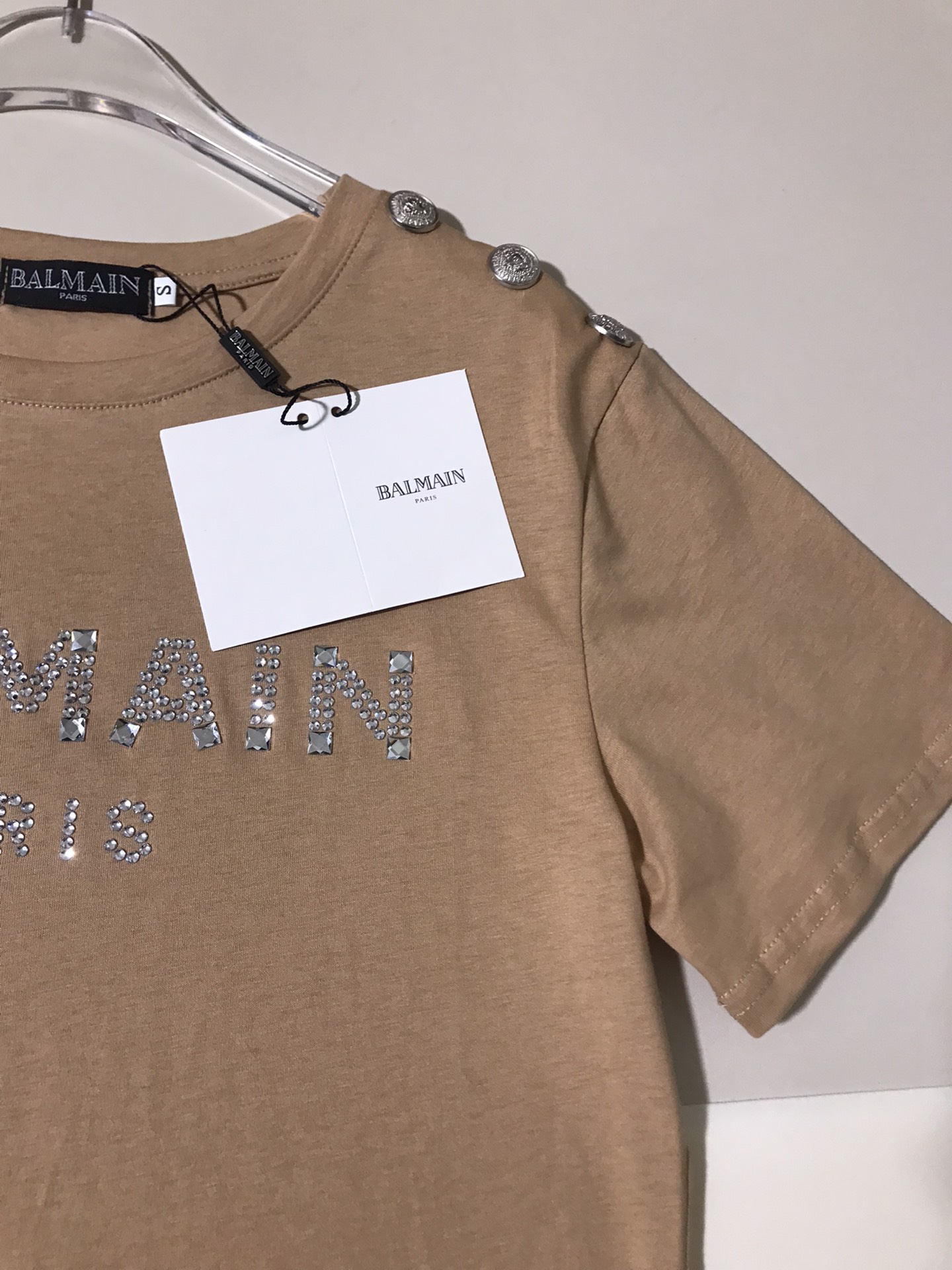 High-end Women’s Clothing: Balma’s Explosive Button T-shirt with Diamond-Driven Shoulder - 图片 3