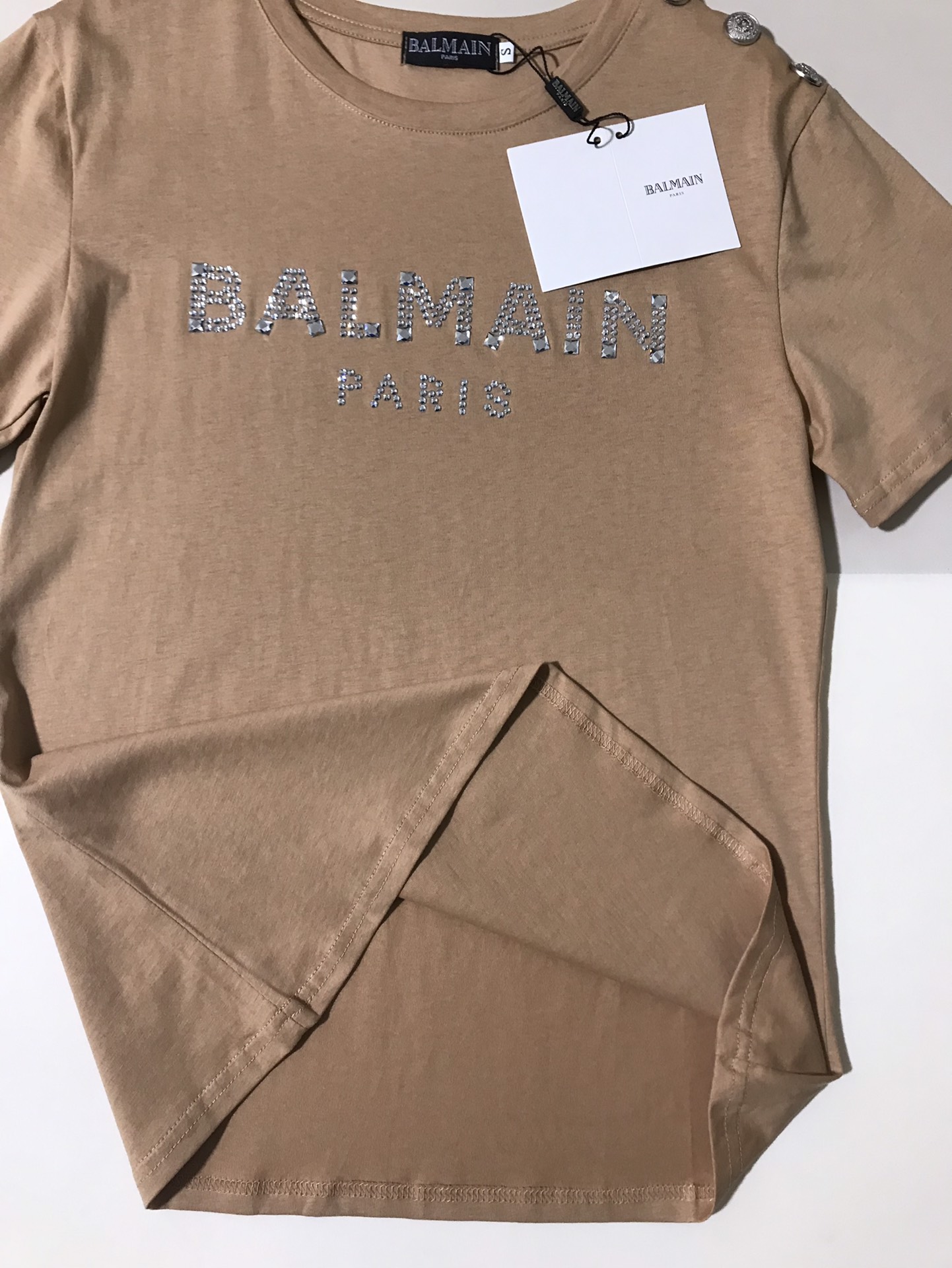 High-end Women’s Clothing: Balma’s Explosive Button T-shirt with Diamond-Driven Shoulder - 图片 6